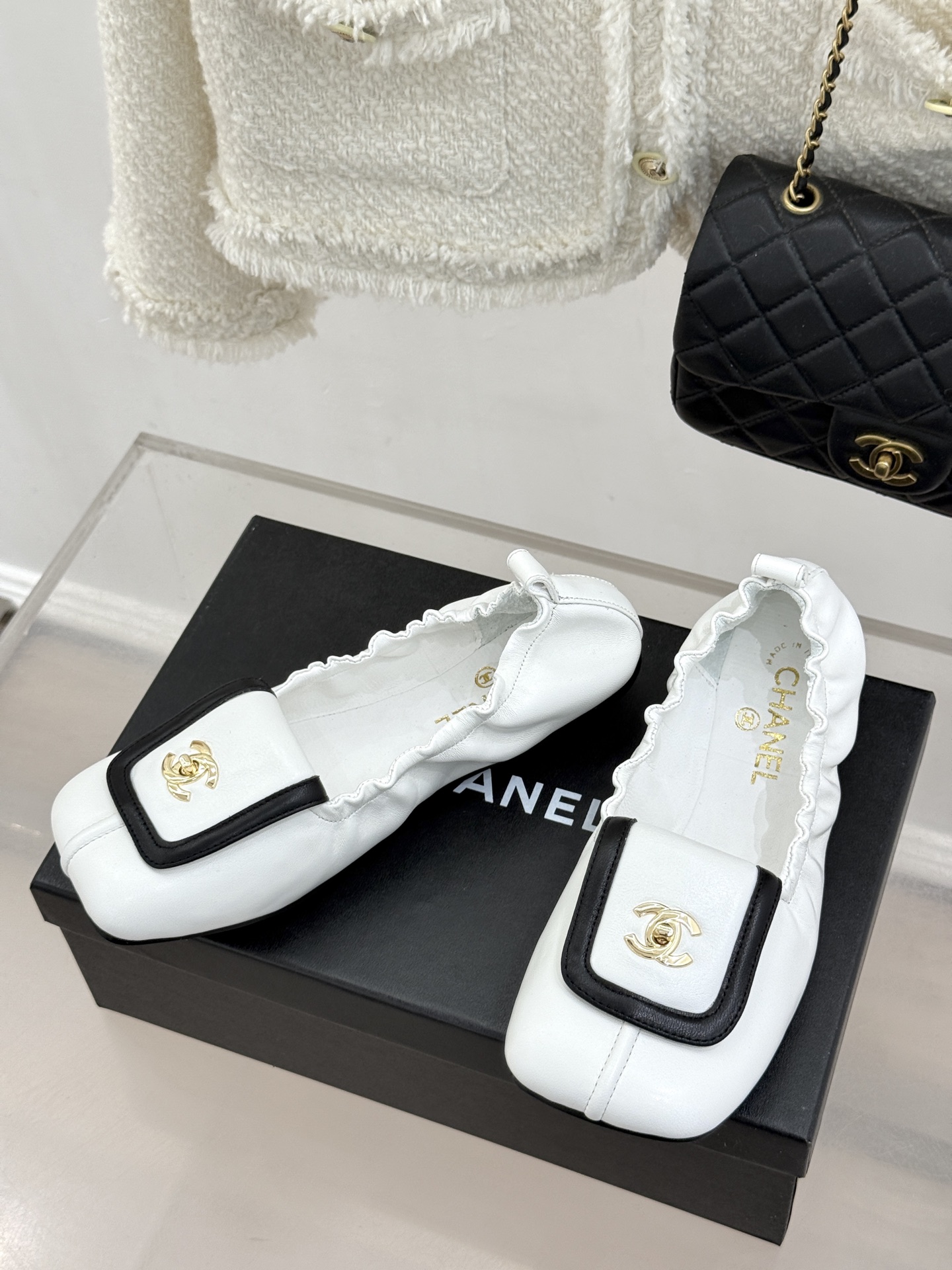 CHANE*｜小香26S双C翻盖方头平底芭蕾舞鞋以复古方头重塑经典芭蕾鞋型。鞋身翻盖镶嵌标志性双C金属扣