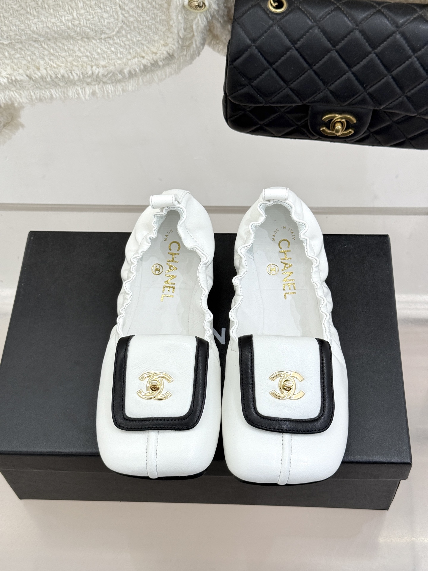 CHANE*｜小香26S双C翻盖方头平底芭蕾舞鞋以复古方头重塑经典芭蕾鞋型。鞋身翻盖镶嵌标志性双C金属扣