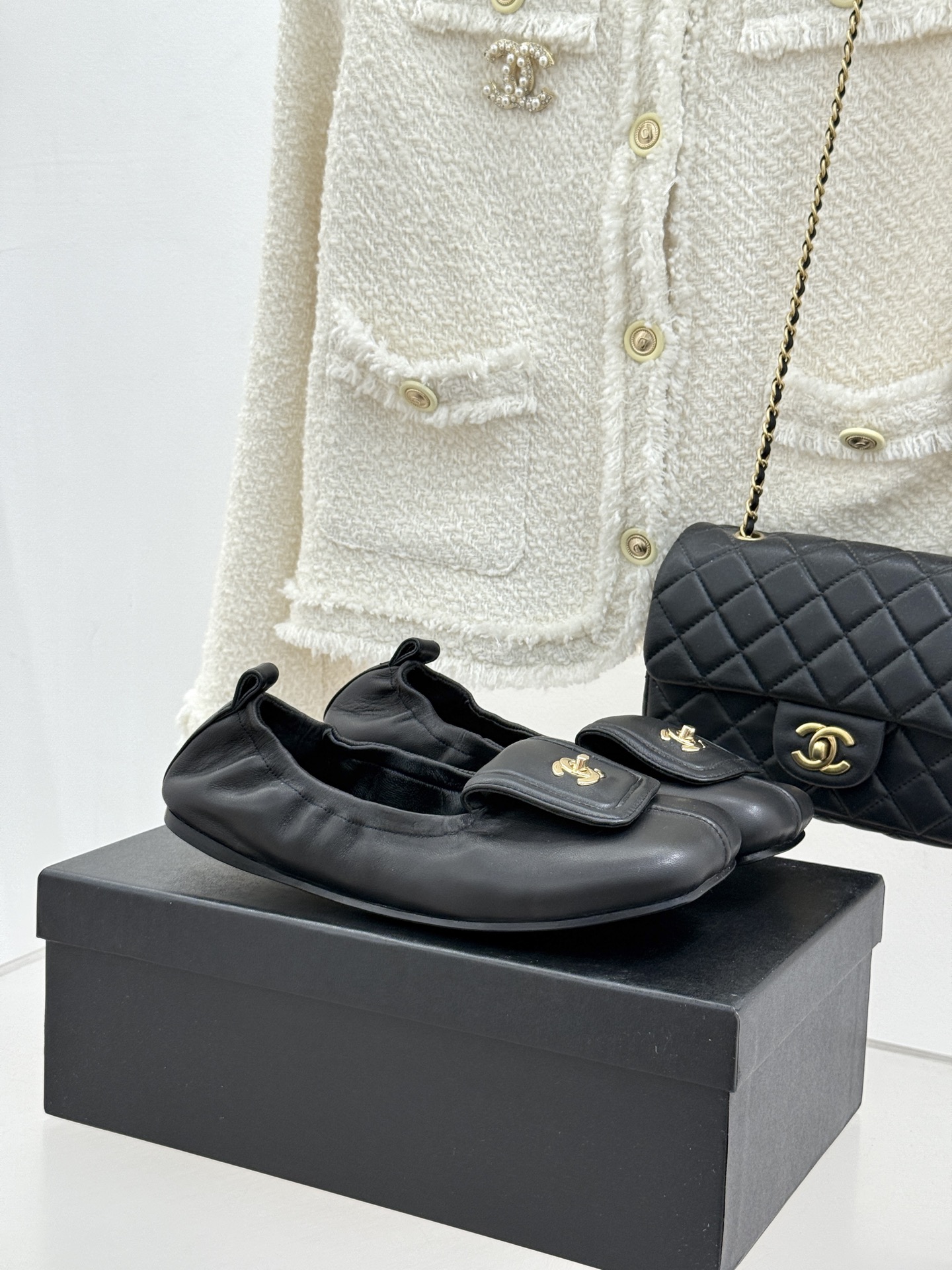 CHANE*｜小香26S双C翻盖方头平底芭蕾舞鞋以复古方头重塑经典芭蕾鞋型。鞋身翻盖镶嵌标志性双C金属扣