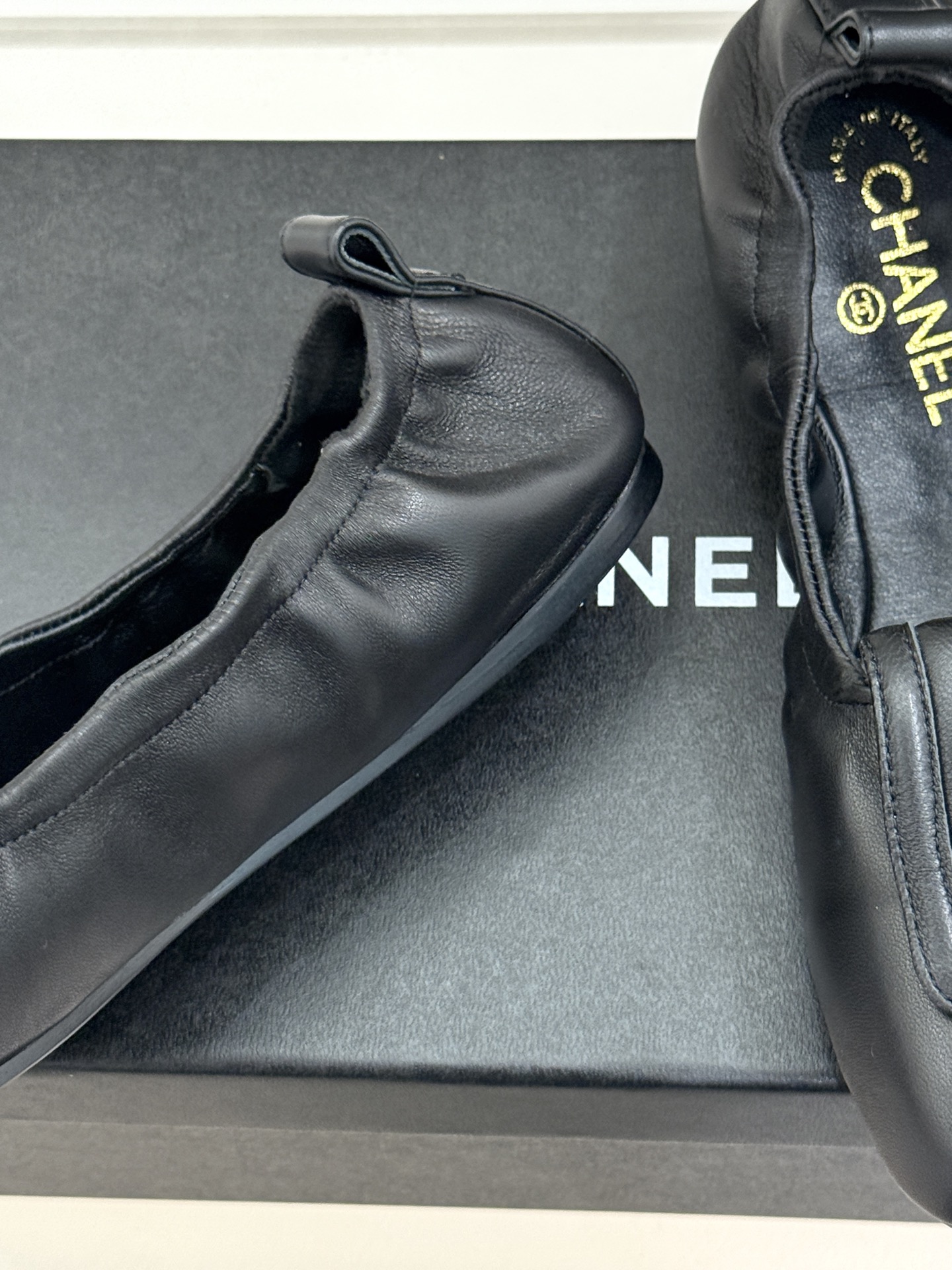 CHANE*｜小香26S双C翻盖方头平底芭蕾舞鞋以复古方头重塑经典芭蕾鞋型。鞋身翻盖镶嵌标志性双C金属扣