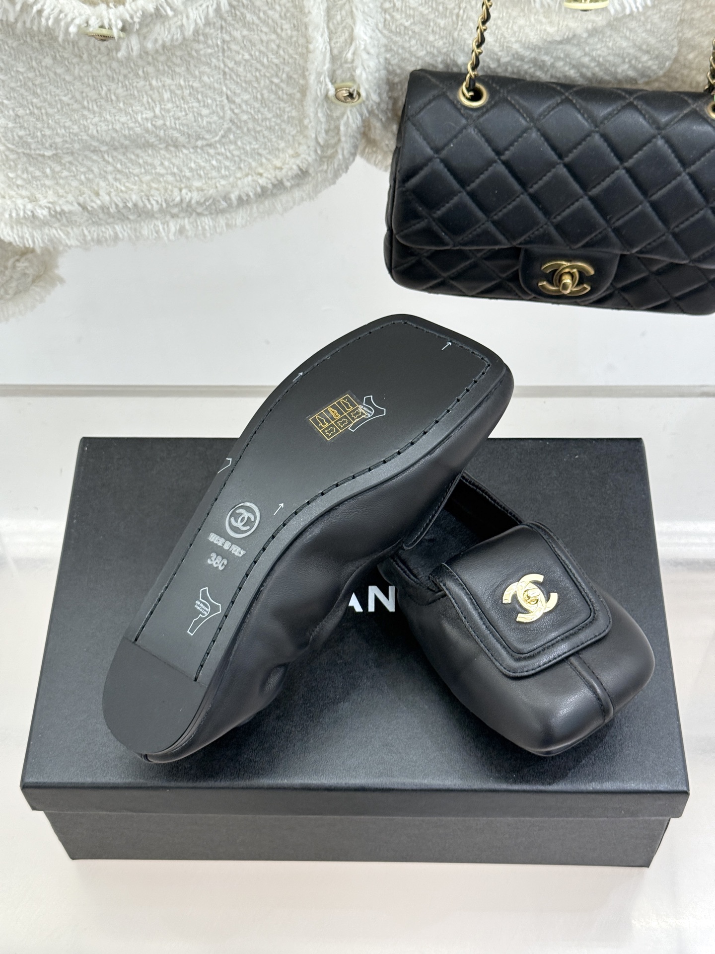 CHANE*｜小香26S双C翻盖方头平底芭蕾舞鞋以复古方头重塑经典芭蕾鞋型。鞋身翻盖镶嵌标志性双C金属扣