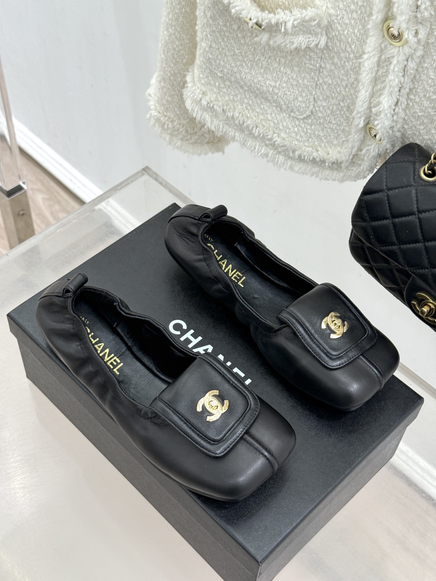 CHANE*｜小香26S双C翻盖方头平底芭蕾舞鞋以复古方头重塑经典芭蕾鞋型。鞋身翻盖镶嵌标志性双C金属扣