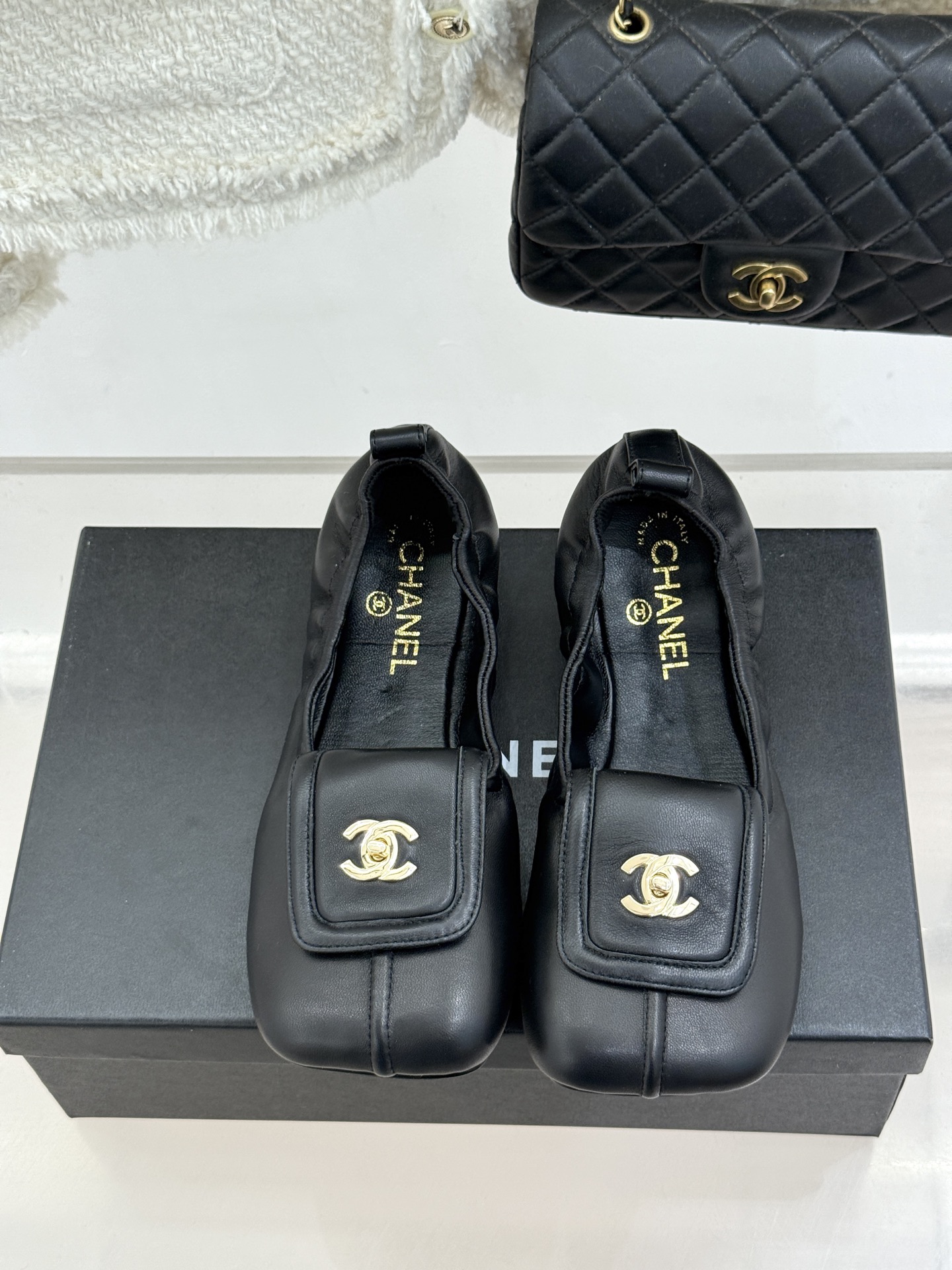 CHANE*｜小香26S双C翻盖方头平底芭蕾舞鞋以复古方头重塑经典芭蕾鞋型。鞋身翻盖镶嵌标志性双C金属扣