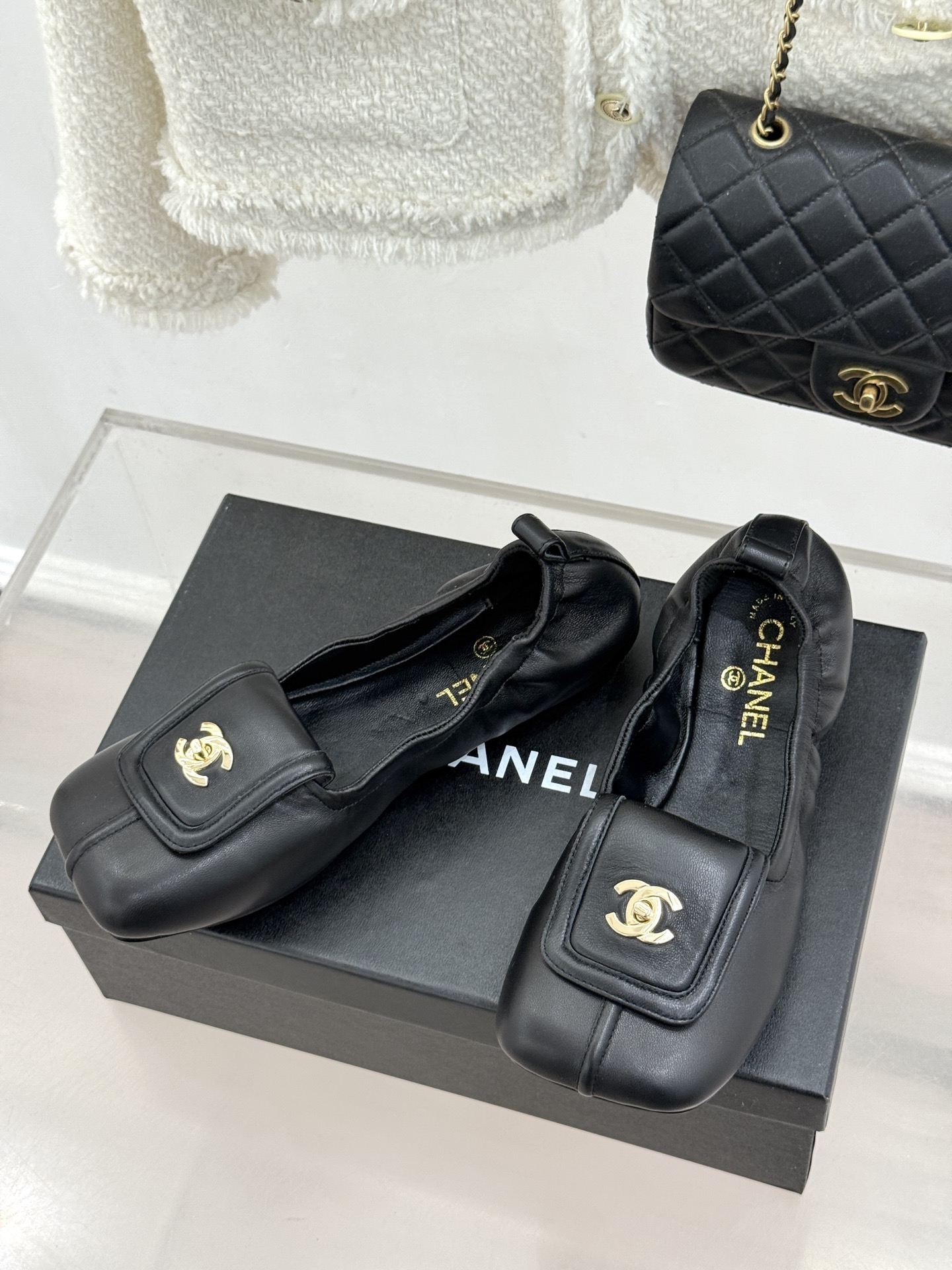 CHANE*｜小香26S双C翻盖方头平底芭蕾舞鞋以复古方头重塑经典芭蕾鞋型。鞋身翻盖镶嵌标志性双C金属扣