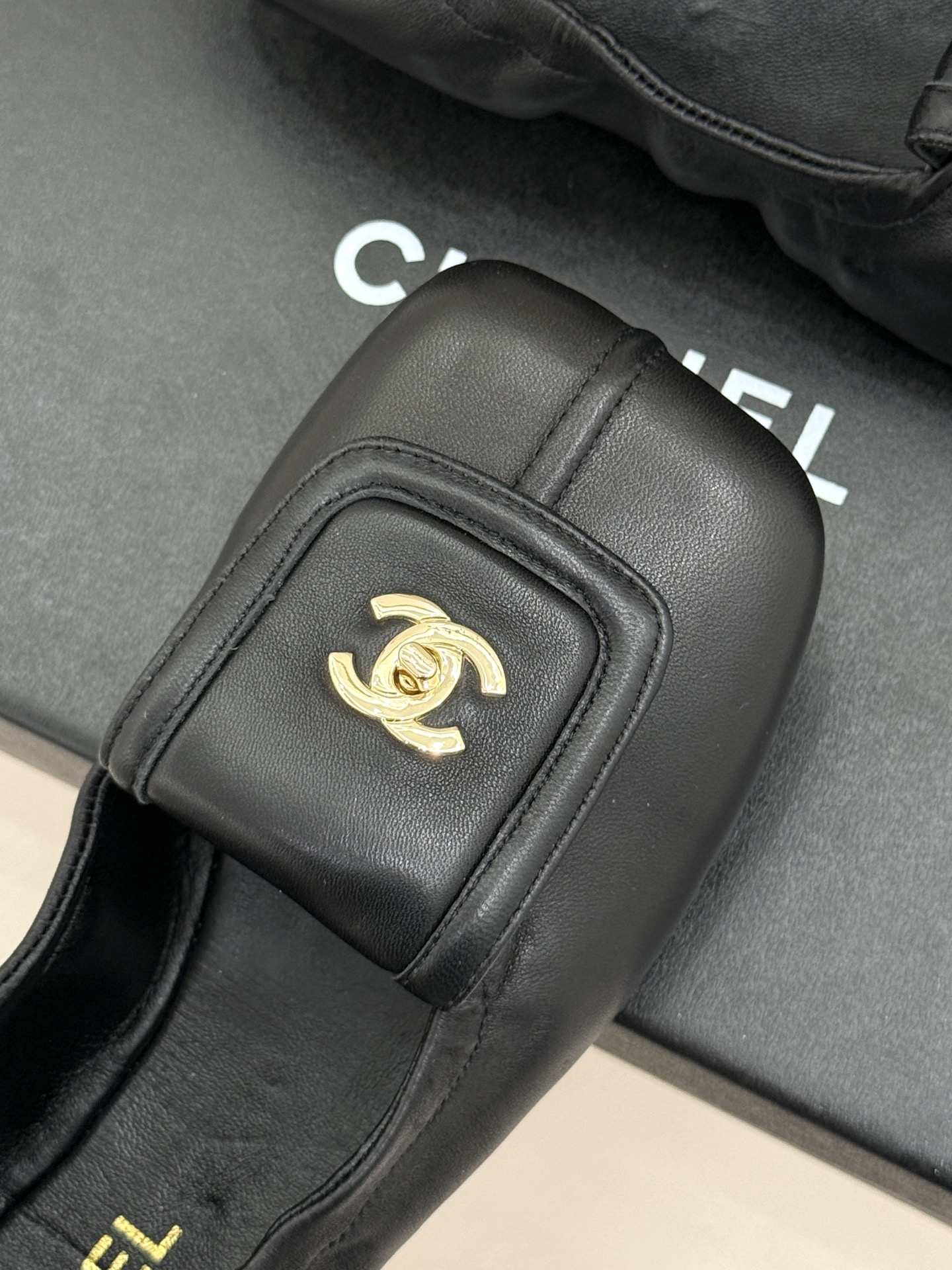 CHANE*｜小香26S双C翻盖方头平底芭蕾舞鞋以复古方头重塑经典芭蕾鞋型。鞋身翻盖镶嵌标志性双C金属扣