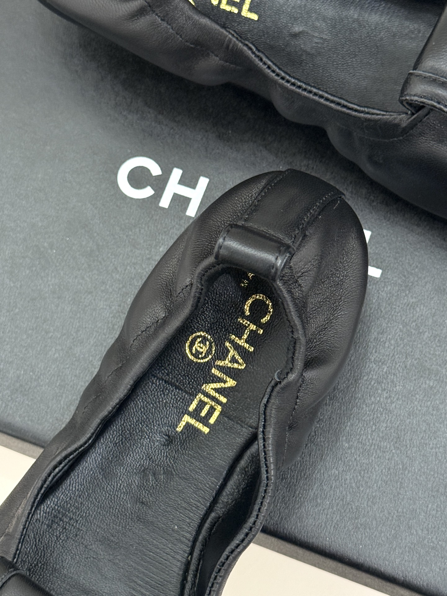 CHANE*｜小香26S双C翻盖方头平底芭蕾舞鞋以复古方头重塑经典芭蕾鞋型。鞋身翻盖镶嵌标志性双C金属扣