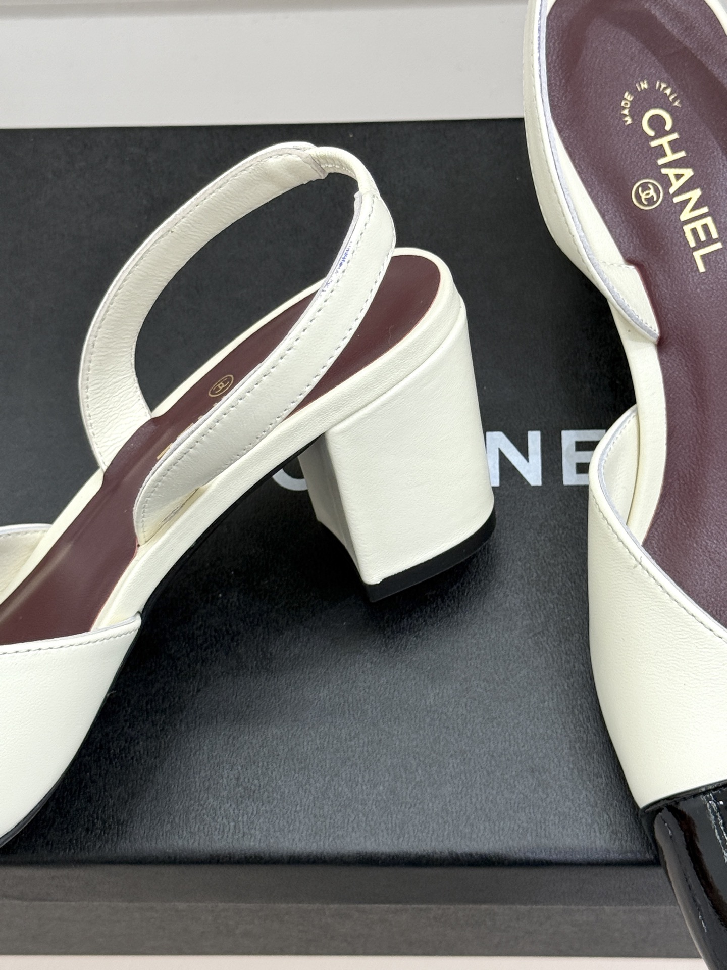 CHANE*｜小香26P双C方头拼色后空粗跟凉鞋以复古方头重塑优雅步履。经典拼色碰撞 勾勒摩登轮廓标志性