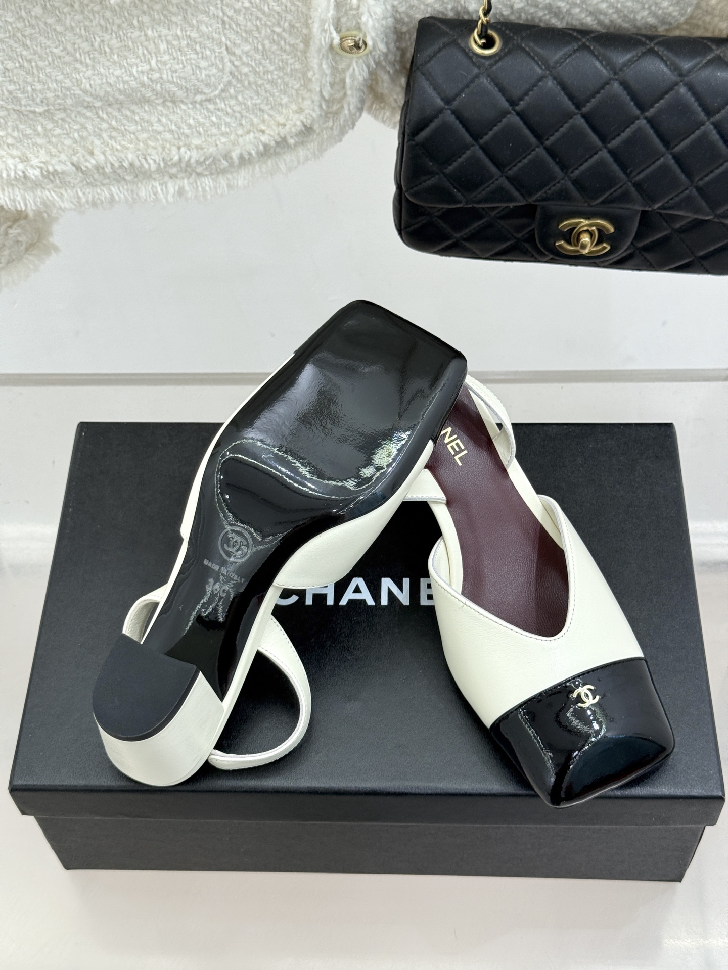 CHANE*｜小香26P双C方头拼色后空粗跟凉鞋以复古方头重塑优雅步履。经典拼色碰撞 勾勒摩登轮廓标志性