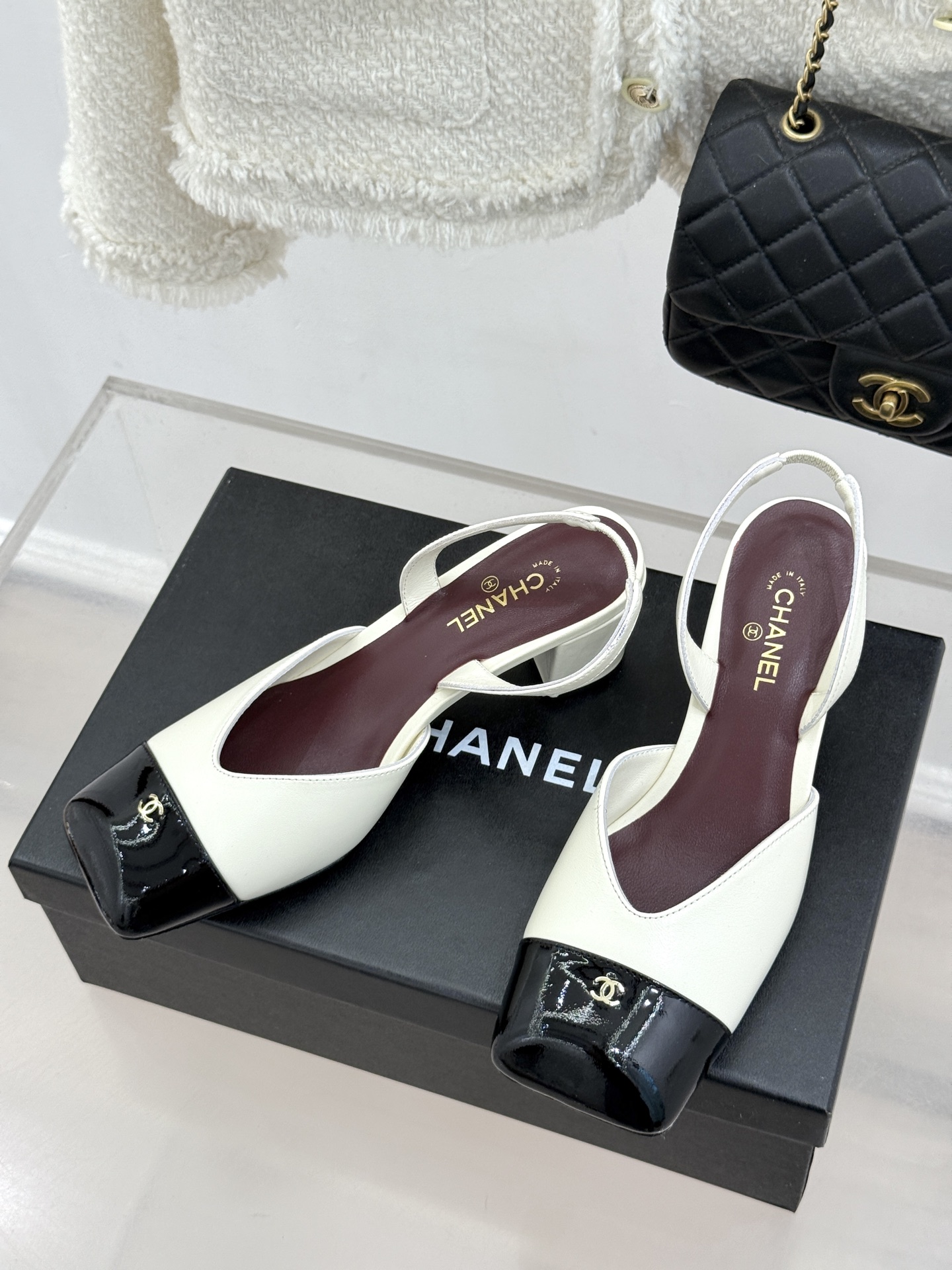 CHANE*｜小香26P双C方头拼色后空粗跟凉鞋以复古方头重塑优雅步履。经典拼色碰撞 勾勒摩登轮廓标志性