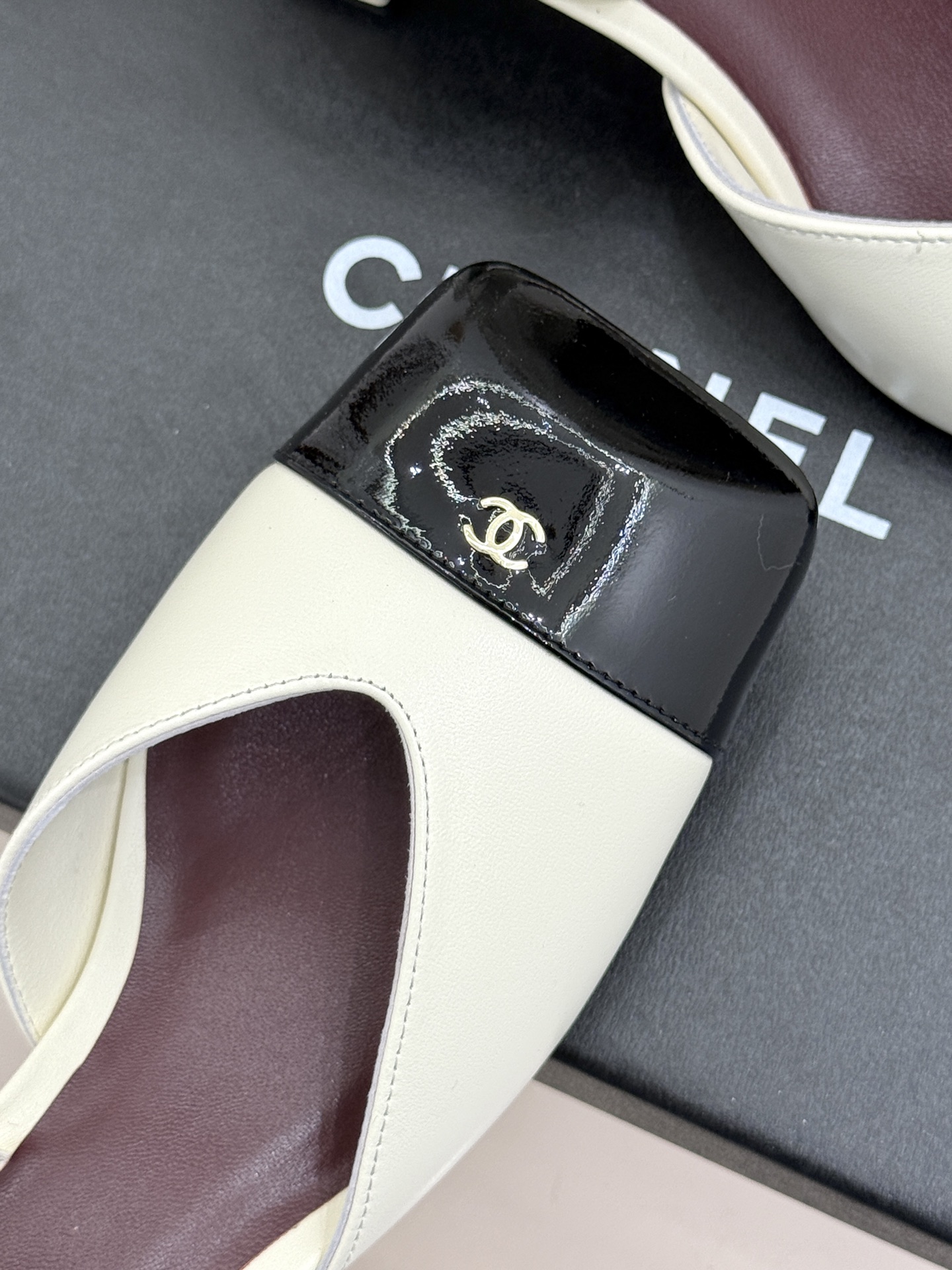 CHANE*｜小香26P双C方头拼色后空粗跟凉鞋以复古方头重塑优雅步履。经典拼色碰撞 勾勒摩登轮廓标志性