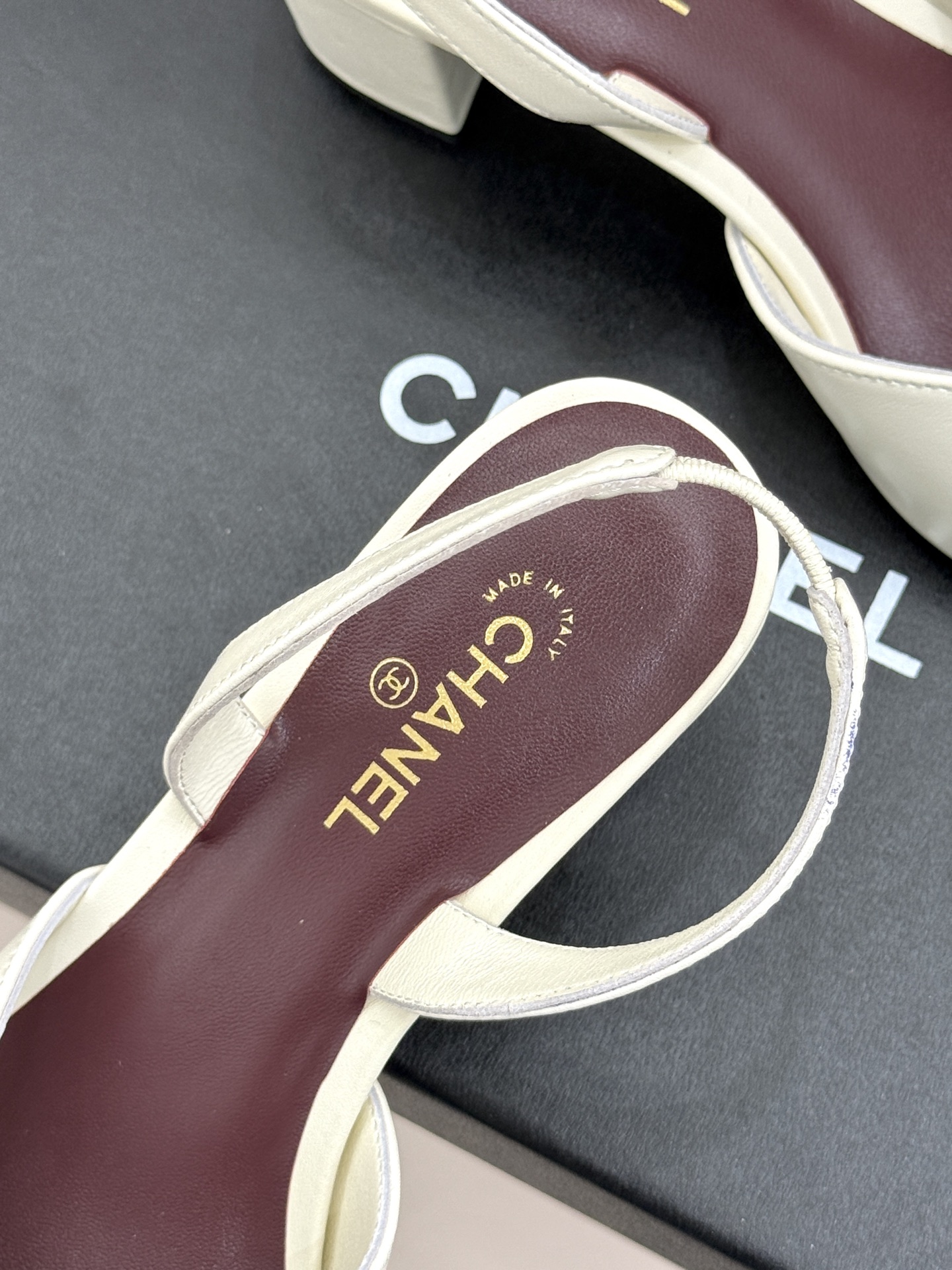 CHANE*｜小香26P双C方头拼色后空粗跟凉鞋以复古方头重塑优雅步履。经典拼色碰撞 勾勒摩登轮廓标志性