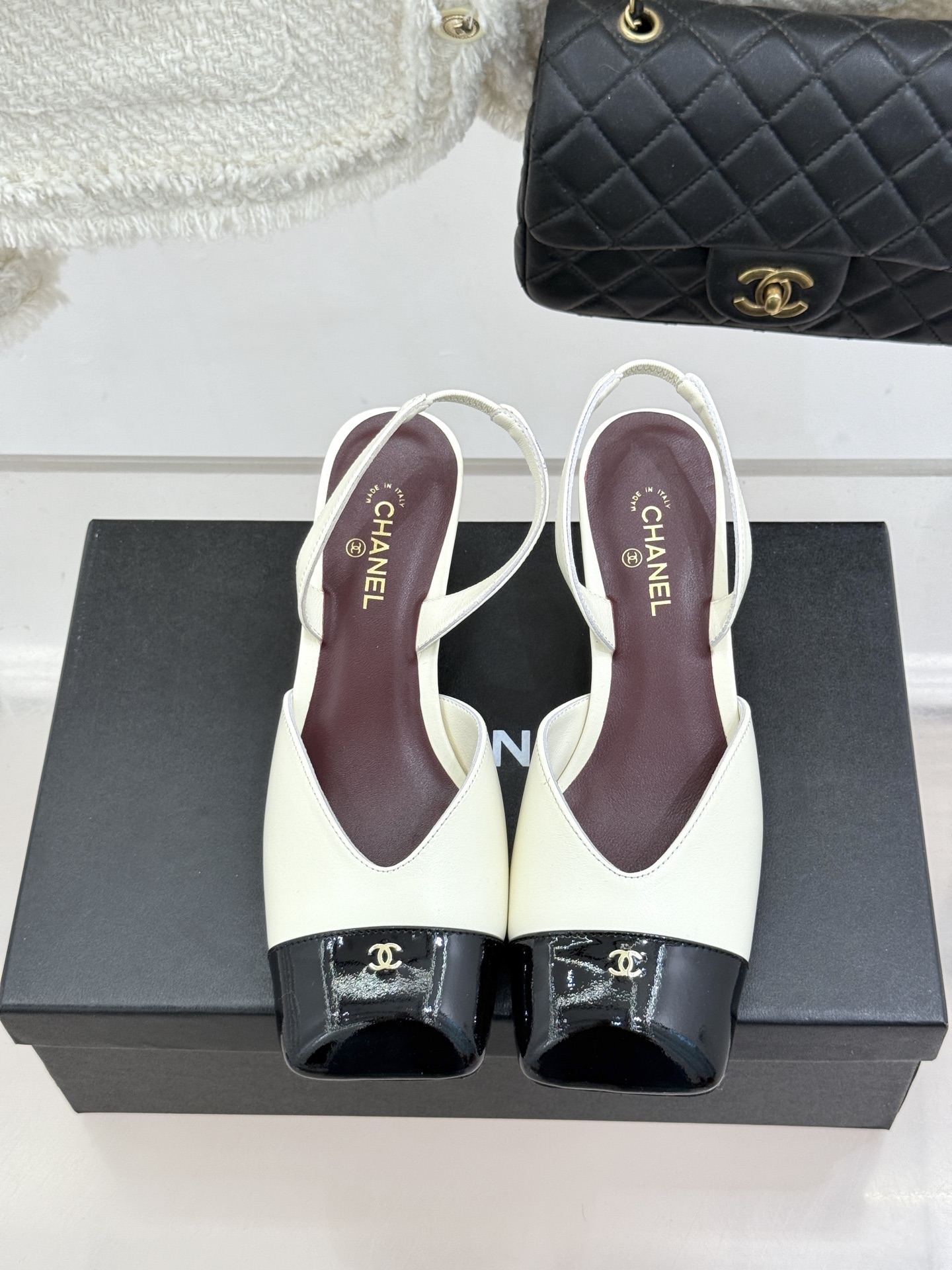 CHANE*｜小香26P双C方头拼色后空粗跟凉鞋以复古方头重塑优雅步履。经典拼色碰撞 勾勒摩登轮廓标志性