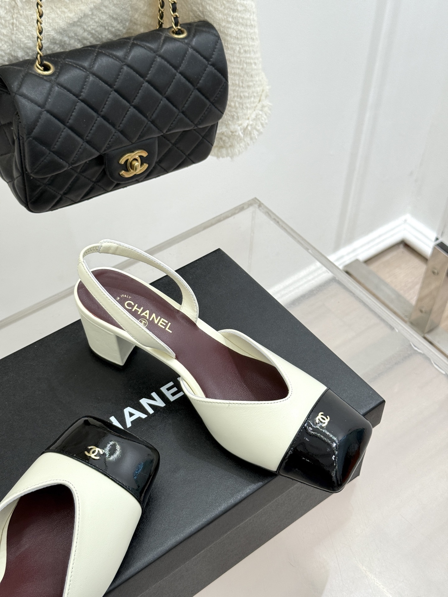 CHANE*｜小香26P双C方头拼色后空粗跟凉鞋以复古方头重塑优雅步履。经典拼色碰撞 勾勒摩登轮廓标志性