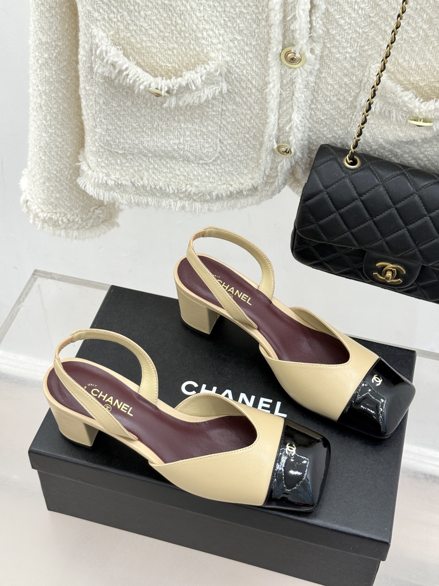 CHANE*｜小香26P双C方头拼色后空粗跟凉鞋以复古方头重塑优雅步履。经典拼色碰撞 勾勒摩登轮廓标志性