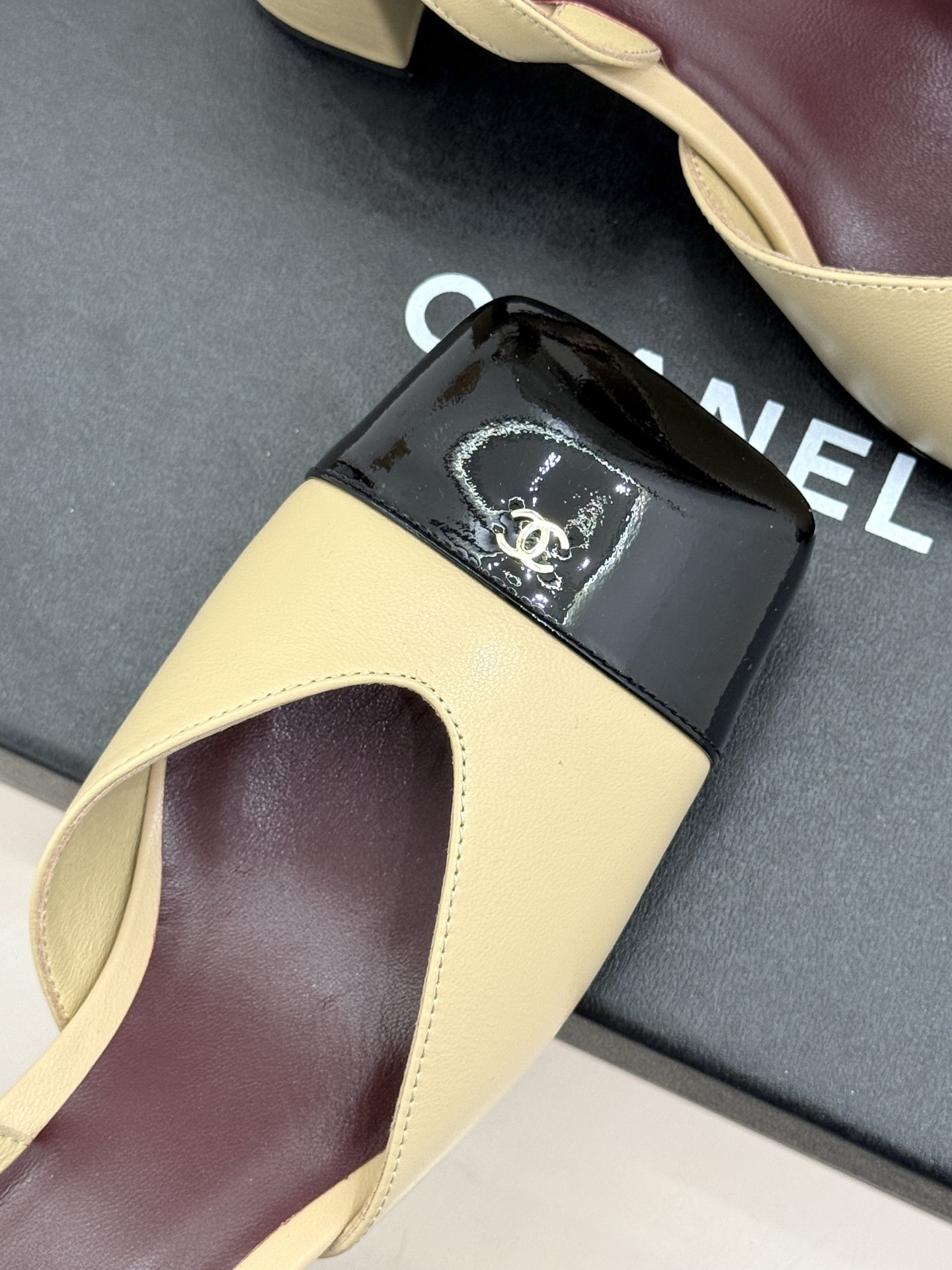 CHANE*｜小香26P双C方头拼色后空粗跟凉鞋以复古方头重塑优雅步履。经典拼色碰撞 勾勒摩登轮廓标志性