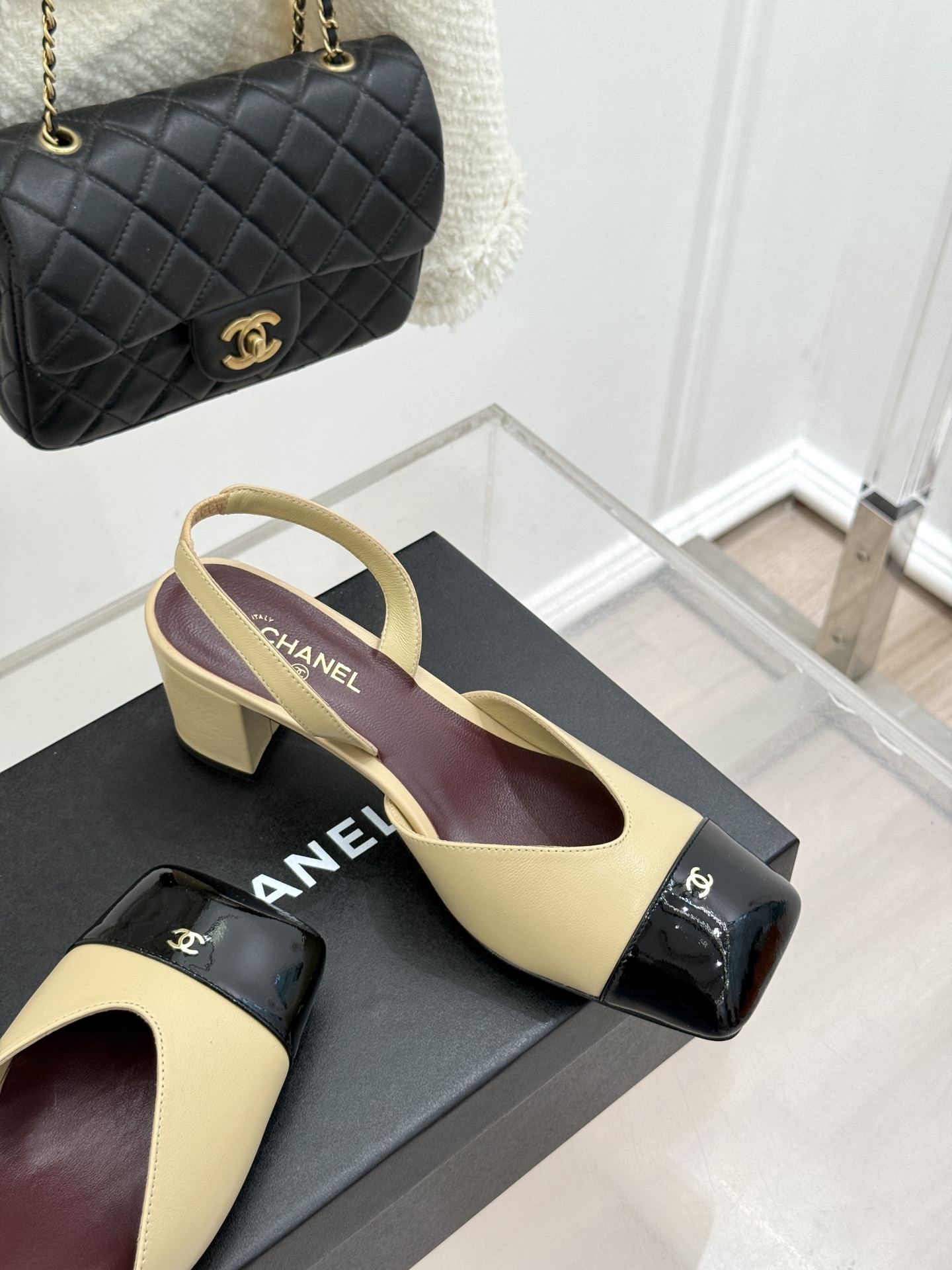 CHANE*｜小香26P双C方头拼色后空粗跟凉鞋以复古方头重塑优雅步履。经典拼色碰撞 勾勒摩登轮廓标志性