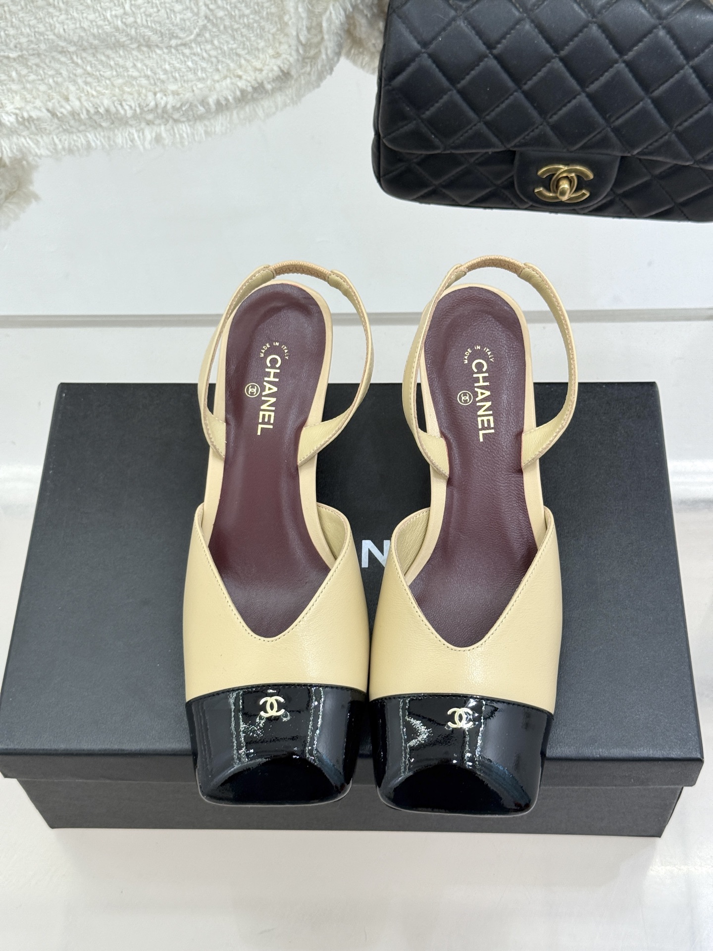 CHANE*｜小香26P双C方头拼色后空粗跟凉鞋以复古方头重塑优雅步履。经典拼色碰撞 勾勒摩登轮廓标志性