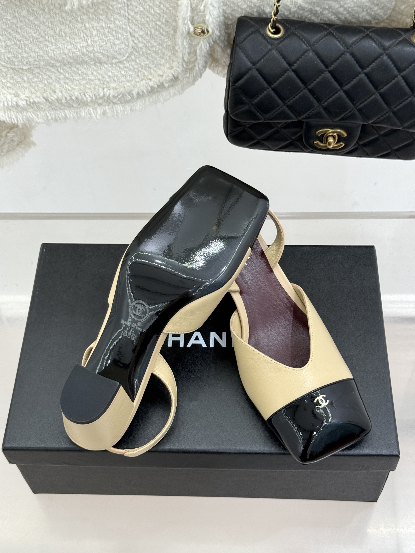 CHANE*｜小香26P双C方头拼色后空粗跟凉鞋以复古方头重塑优雅步履。经典拼色碰撞 勾勒摩登轮廓标志性