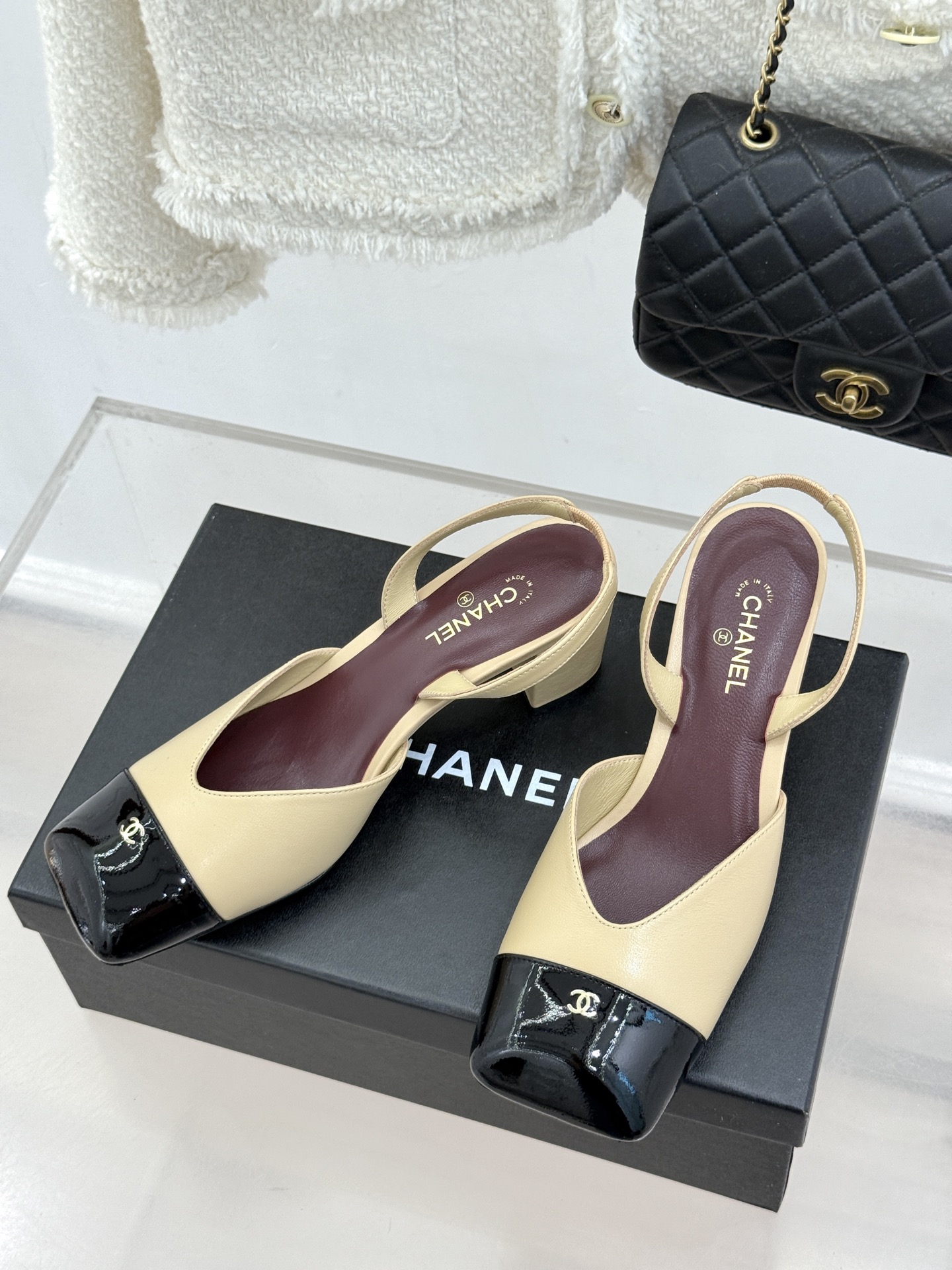 CHANE*｜小香26P双C方头拼色后空粗跟凉鞋以复古方头重塑优雅步履。经典拼色碰撞 勾勒摩登轮廓标志性