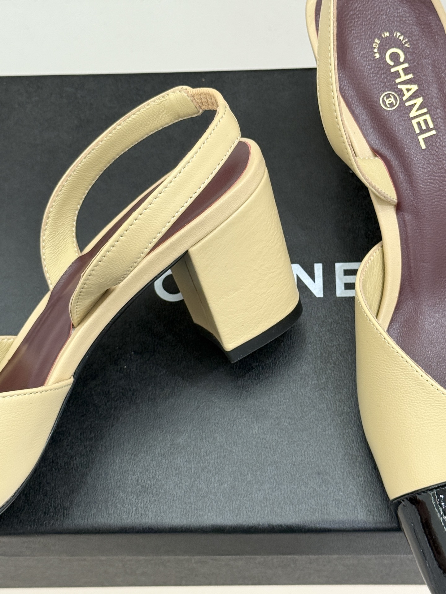 CHANE*｜小香26P双C方头拼色后空粗跟凉鞋以复古方头重塑优雅步履。经典拼色碰撞 勾勒摩登轮廓标志性