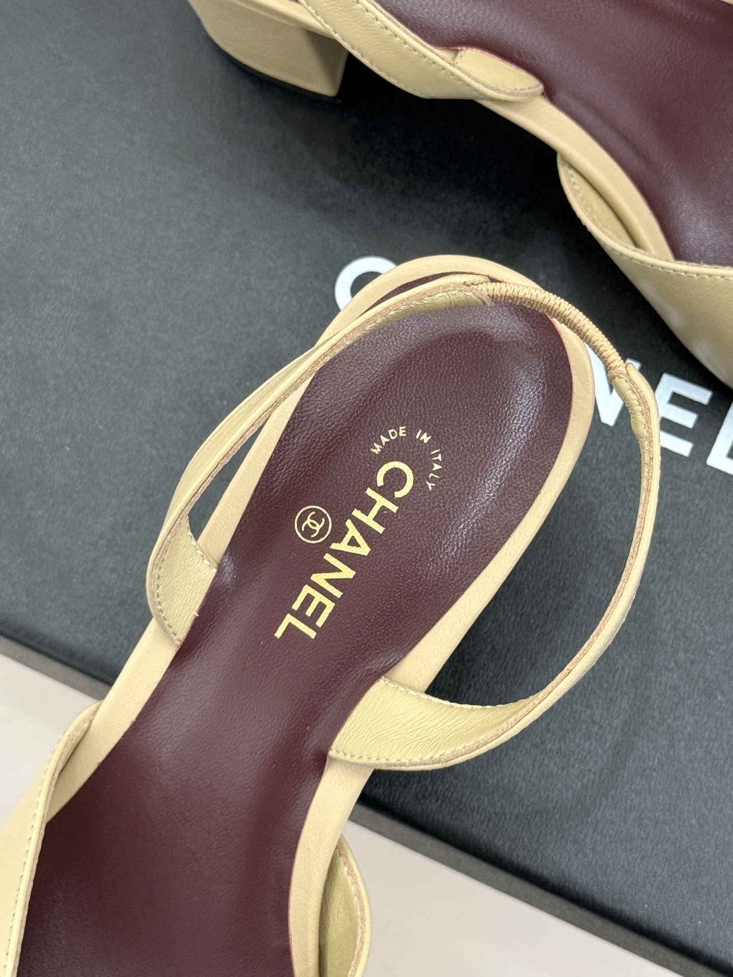 CHANE*｜小香26P双C方头拼色后空粗跟凉鞋以复古方头重塑优雅步履。经典拼色碰撞 勾勒摩登轮廓标志性