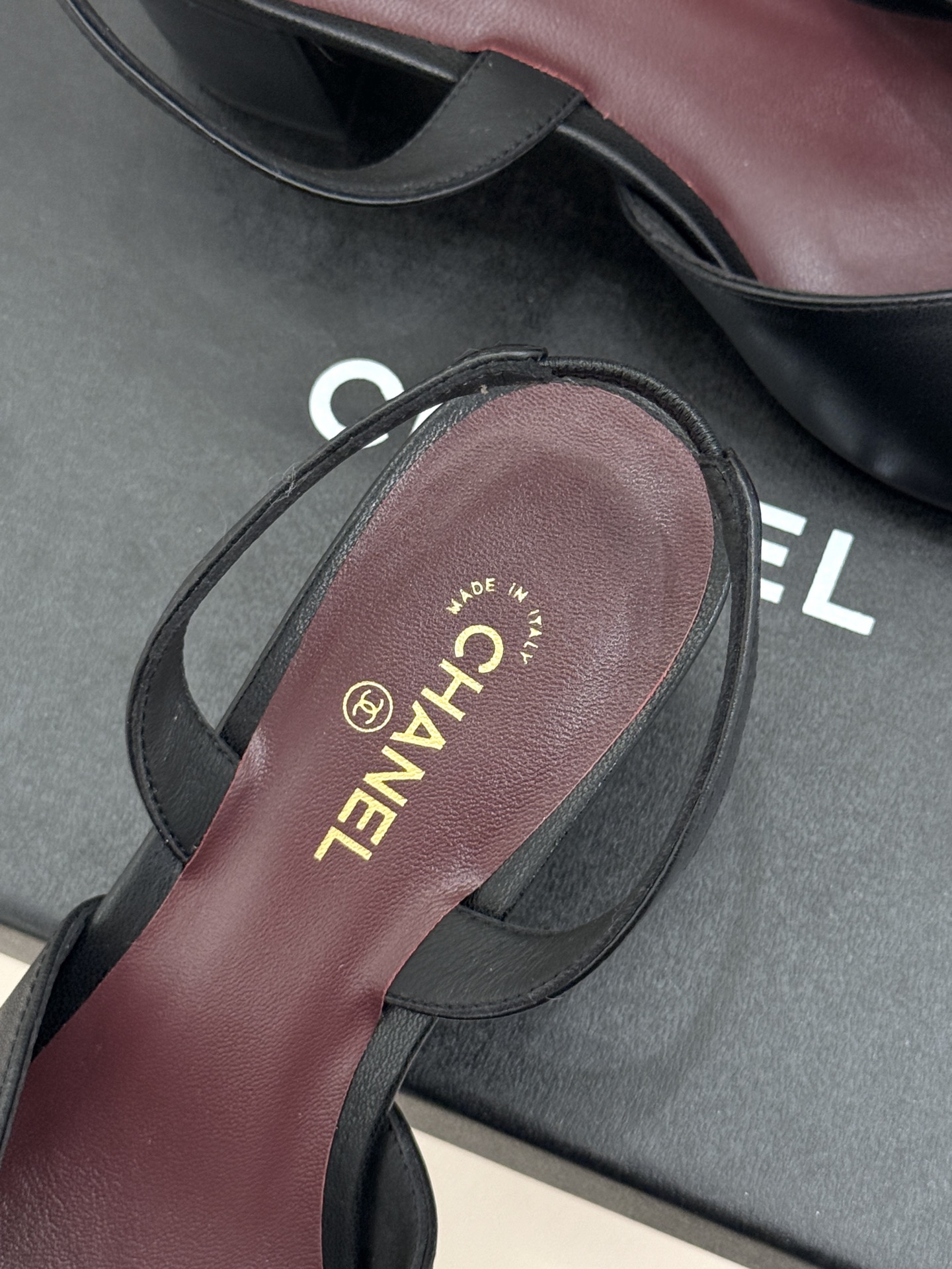 CHANE*｜小香26P双C方头拼色后空粗跟凉鞋以复古方头重塑优雅步履。经典拼色碰撞 勾勒摩登轮廓标志性