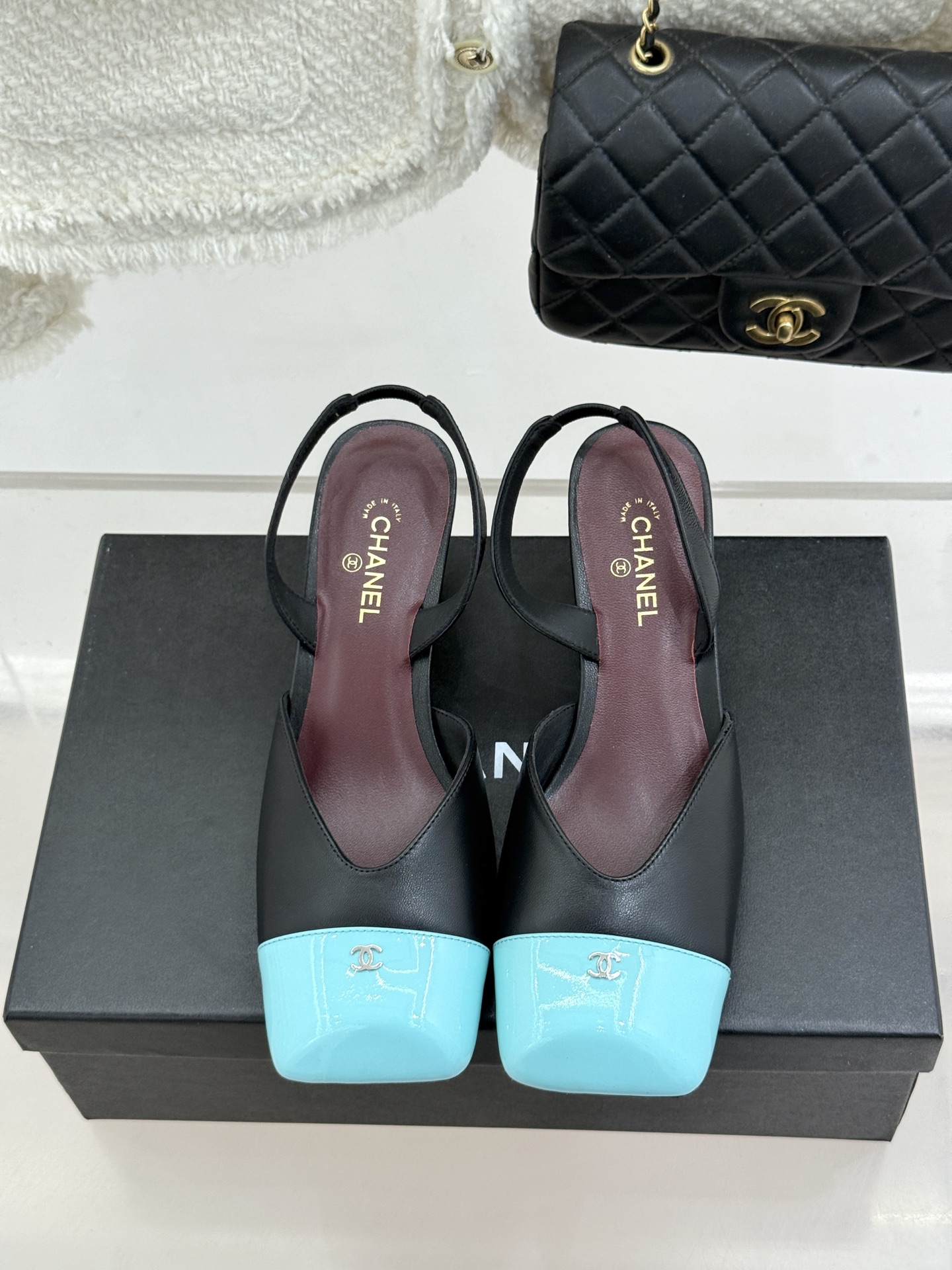 CHANE*｜小香26P双C方头拼色后空粗跟凉鞋以复古方头重塑优雅步履。经典拼色碰撞 勾勒摩登轮廓标志性