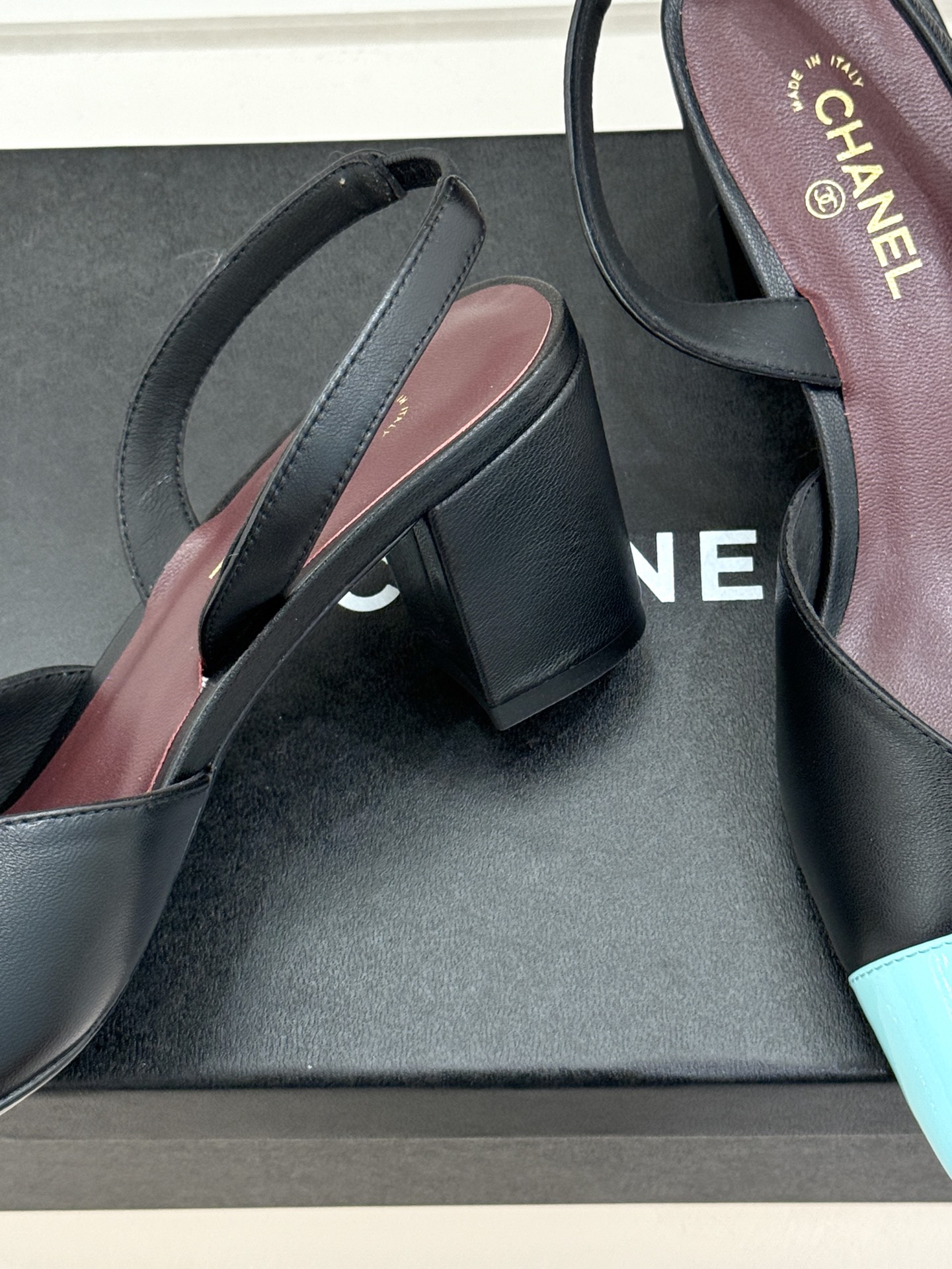 CHANE*｜小香26P双C方头拼色后空粗跟凉鞋以复古方头重塑优雅步履。经典拼色碰撞 勾勒摩登轮廓标志性