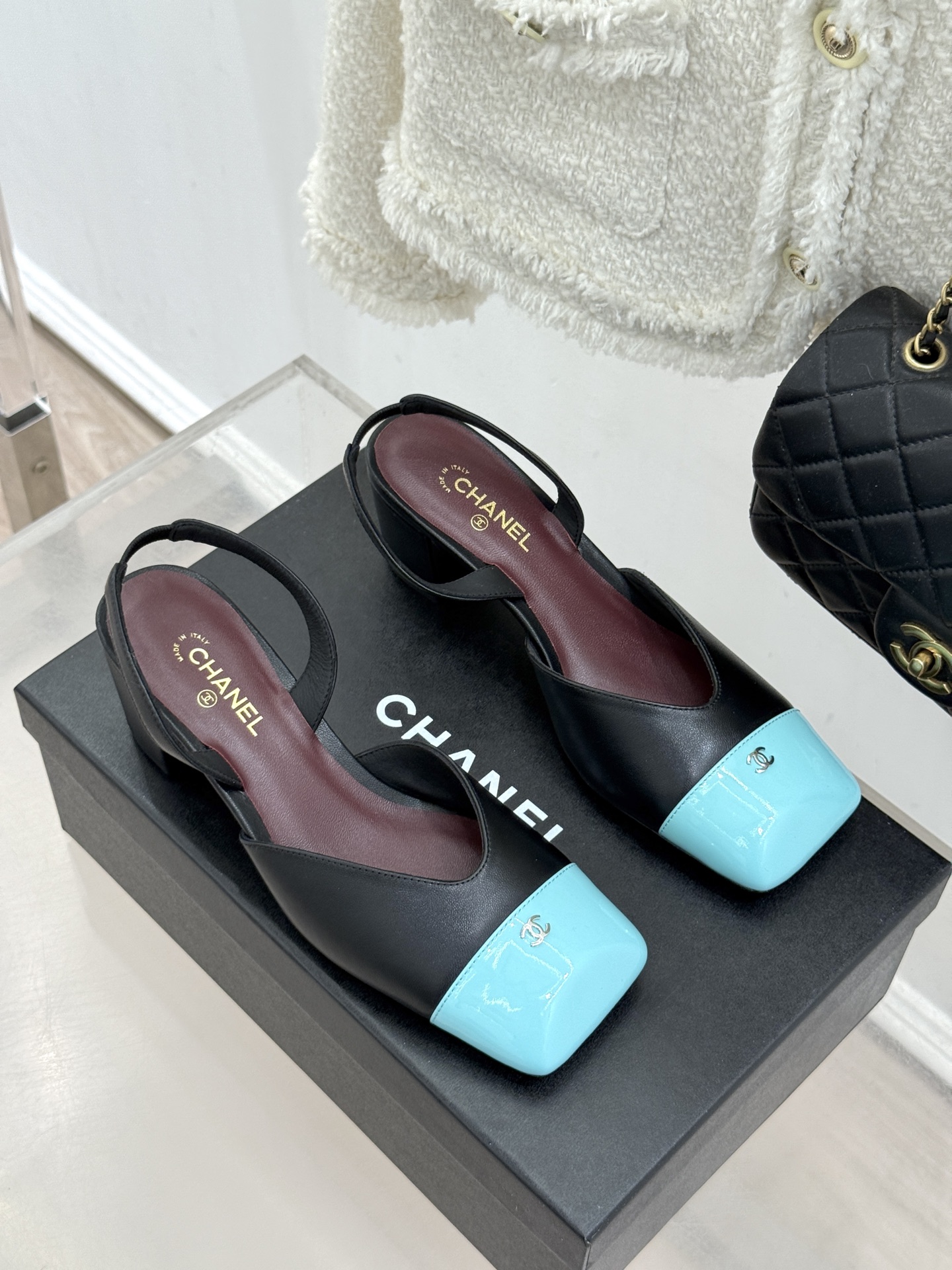 CHANE*｜小香26P双C方头拼色后空粗跟凉鞋以复古方头重塑优雅步履。经典拼色碰撞 勾勒摩登轮廓标志性