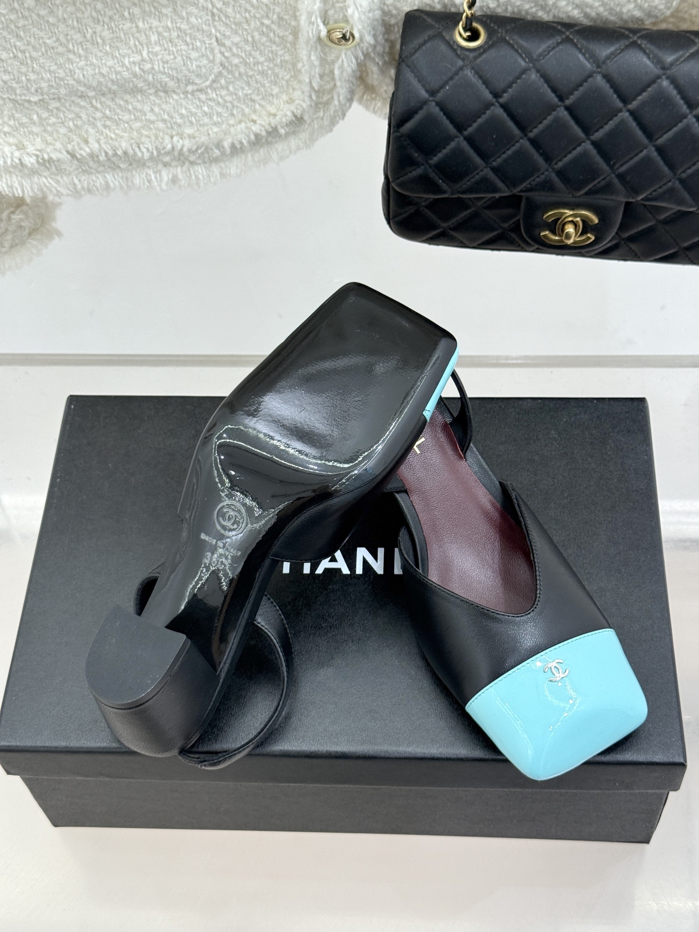 CHANE*｜小香26P双C方头拼色后空粗跟凉鞋以复古方头重塑优雅步履。经典拼色碰撞 勾勒摩登轮廓标志性