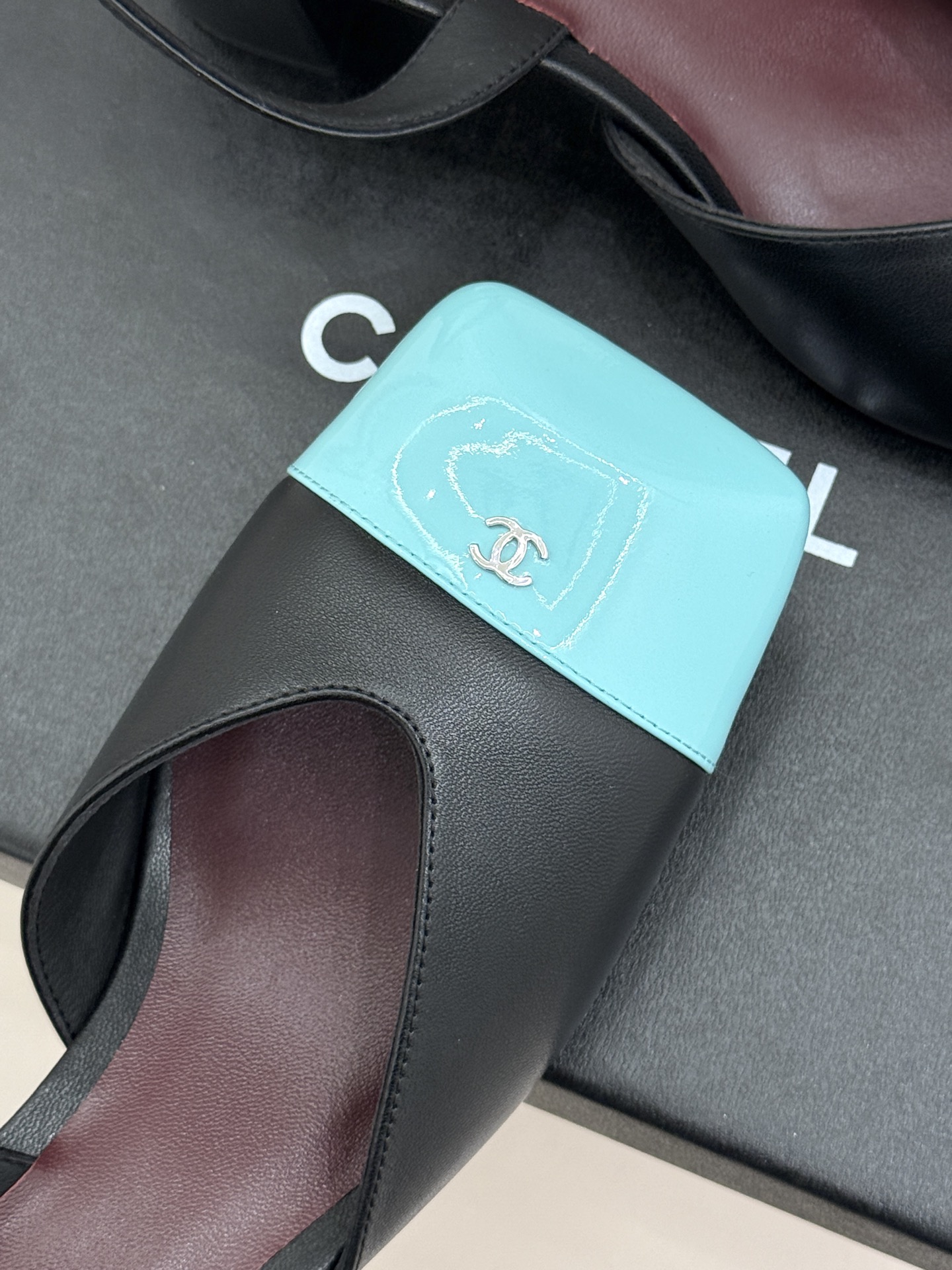 CHANE*｜小香26P双C方头拼色后空粗跟凉鞋以复古方头重塑优雅步履。经典拼色碰撞 勾勒摩登轮廓标志性