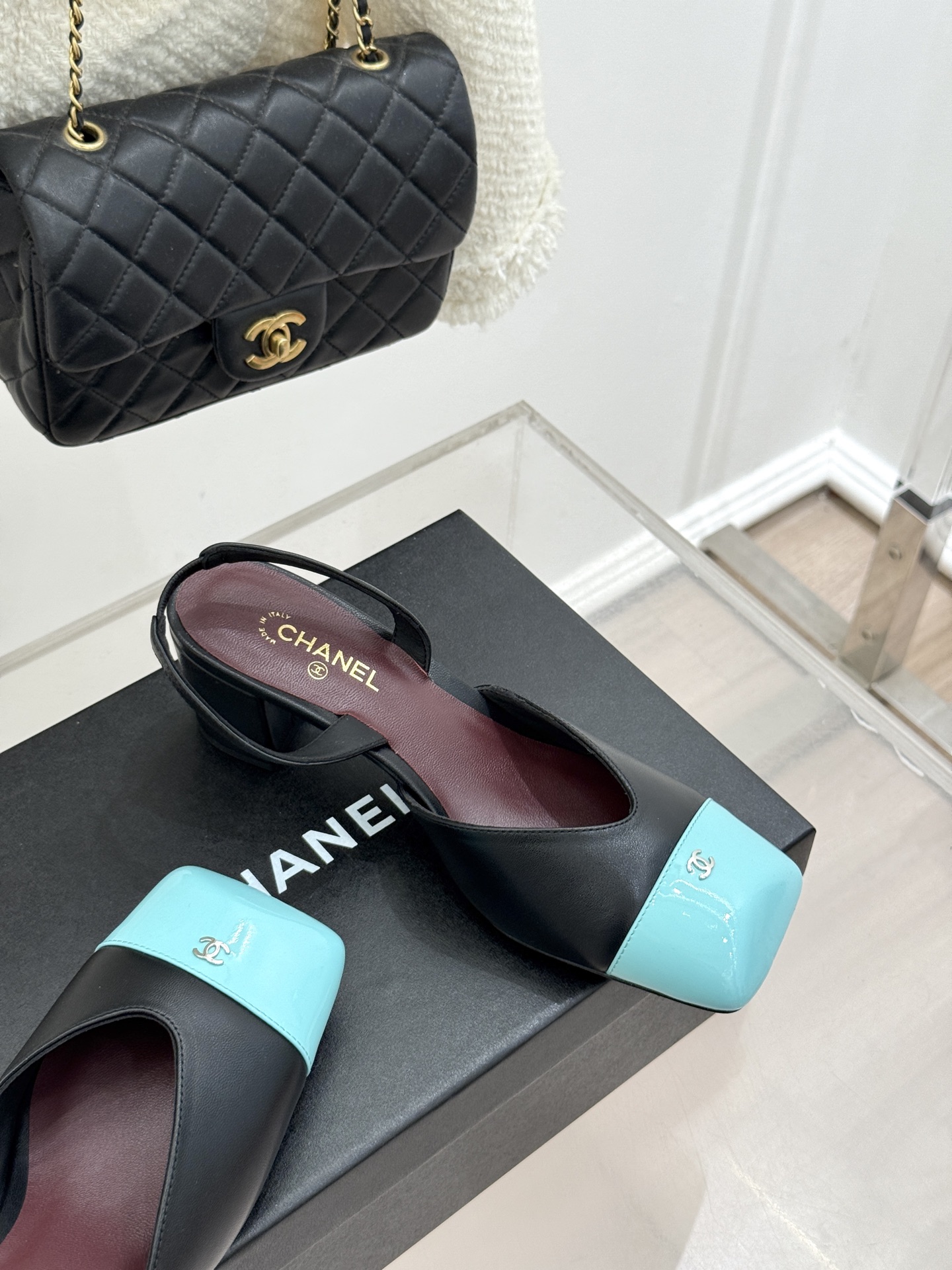 CHANE*｜小香26P双C方头拼色后空粗跟凉鞋以复古方头重塑优雅步履。经典拼色碰撞 勾勒摩登轮廓标志性