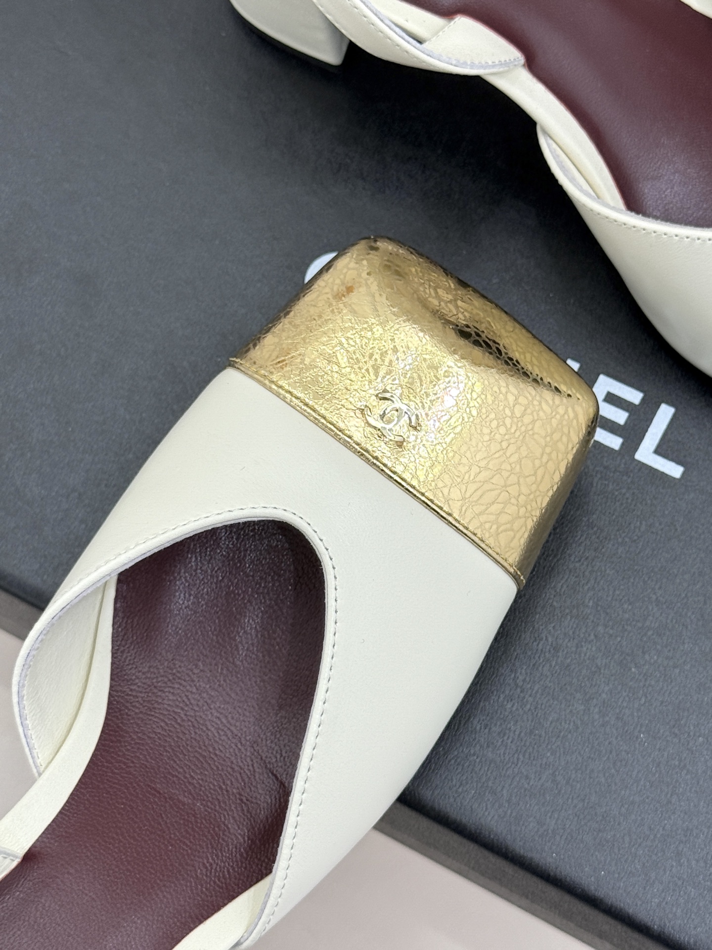 CHANE*｜小香26P双C方头拼色后空粗跟凉鞋以复古方头重塑优雅步履。经典拼色碰撞 勾勒摩登轮廓标志性