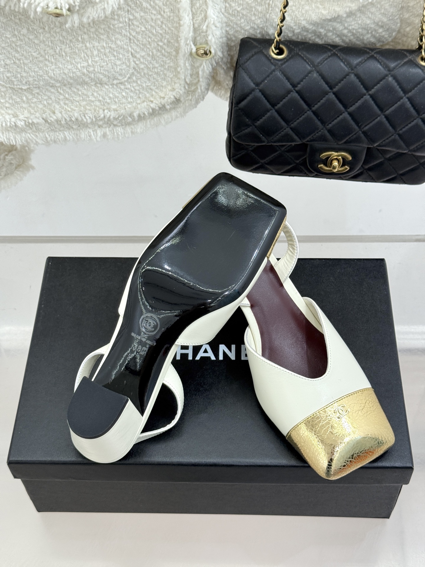 CHANE*｜小香26P双C方头拼色后空粗跟凉鞋以复古方头重塑优雅步履。经典拼色碰撞 勾勒摩登轮廓标志性