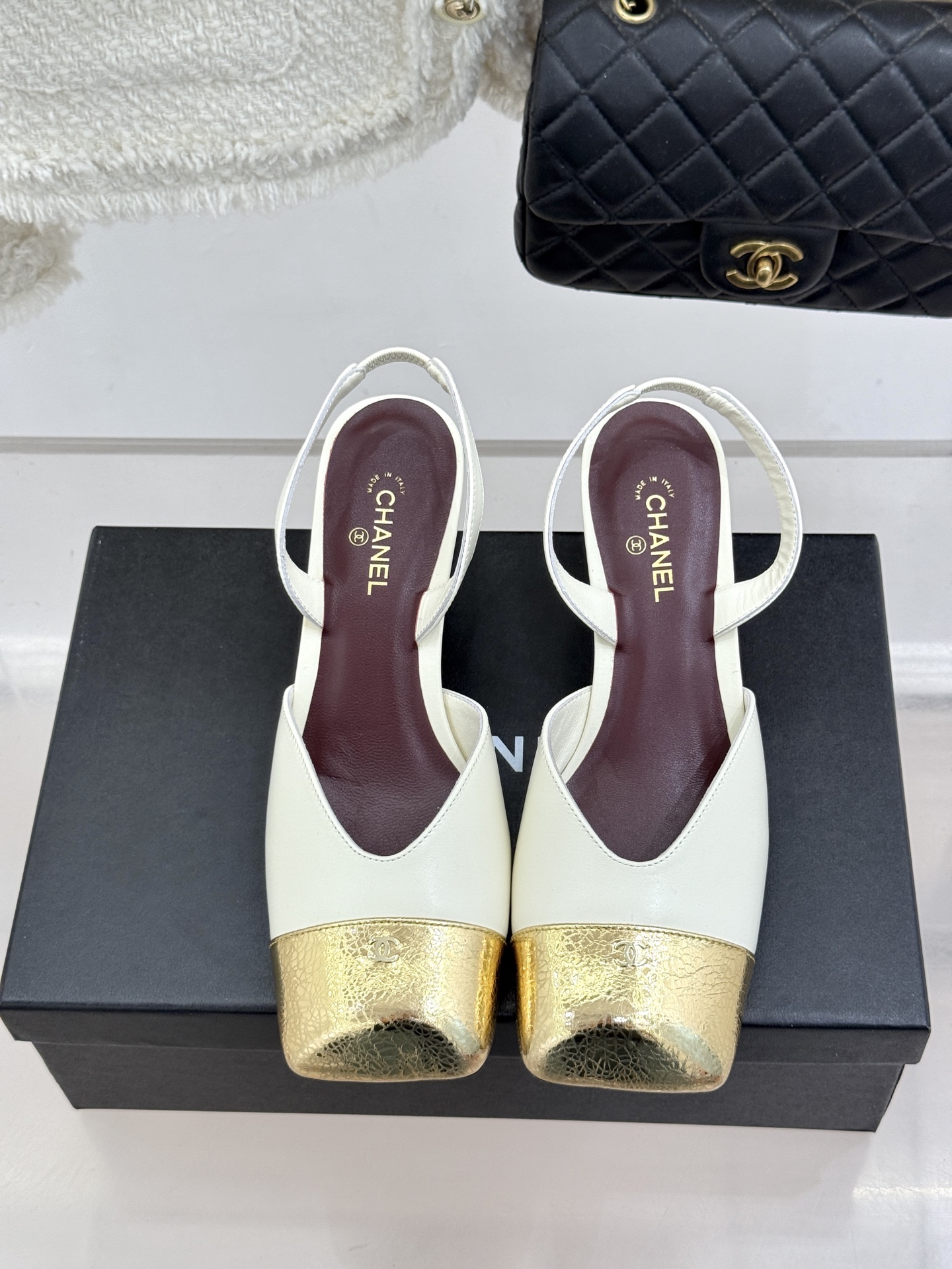 CHANE*｜小香26P双C方头拼色后空粗跟凉鞋以复古方头重塑优雅步履。经典拼色碰撞 勾勒摩登轮廓标志性