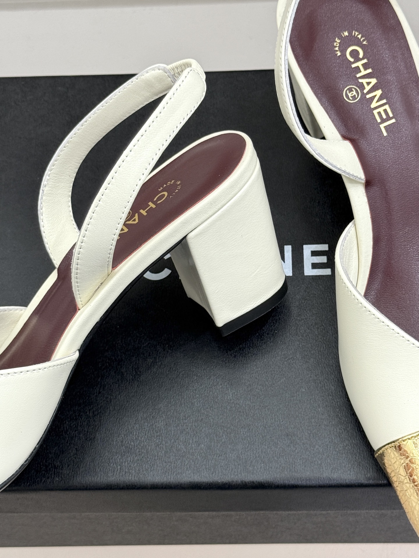 CHANE*｜小香26P双C方头拼色后空粗跟凉鞋以复古方头重塑优雅步履。经典拼色碰撞 勾勒摩登轮廓标志性