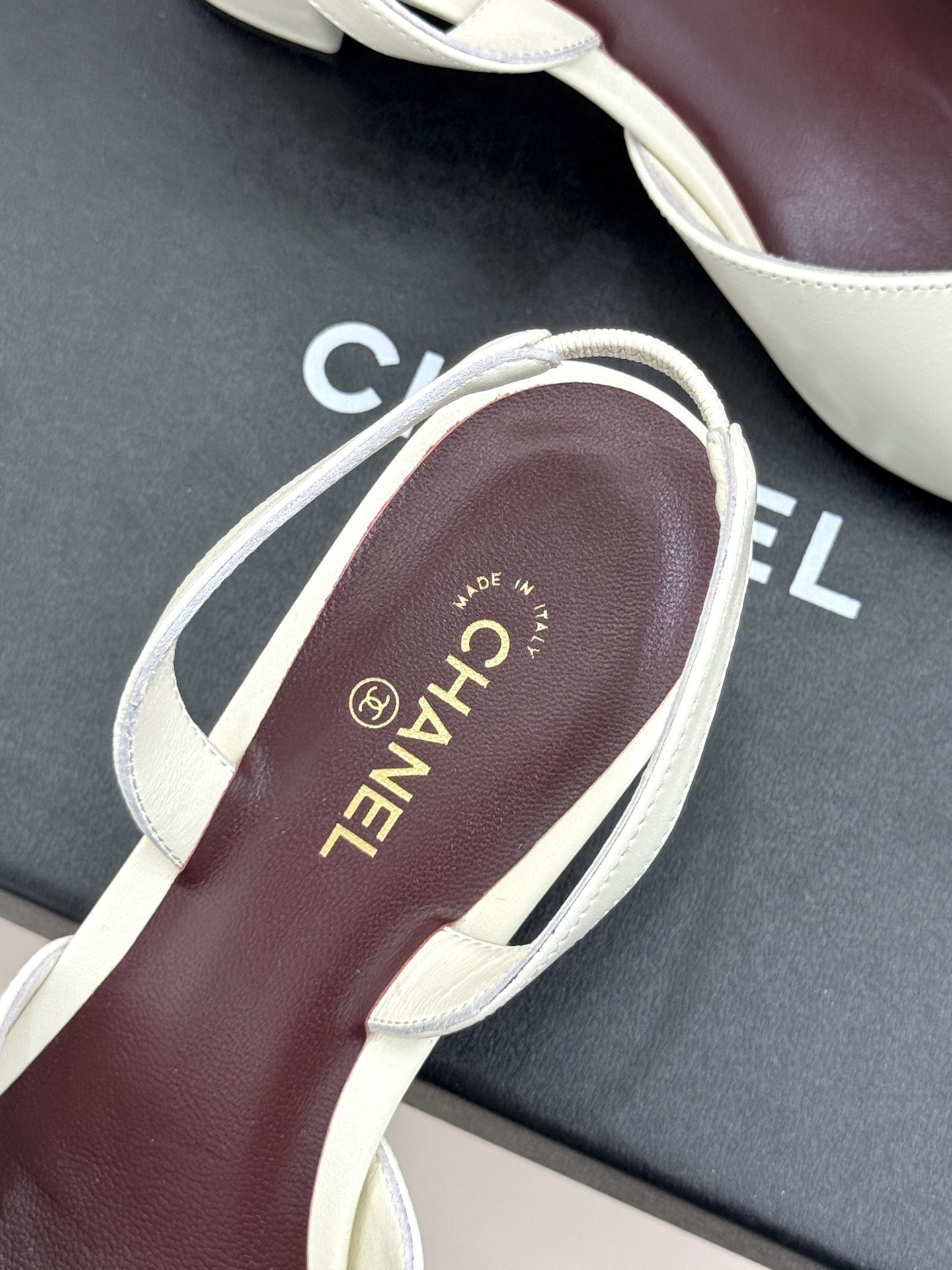 CHANE*｜小香26P双C方头拼色后空粗跟凉鞋以复古方头重塑优雅步履。经典拼色碰撞 勾勒摩登轮廓标志性