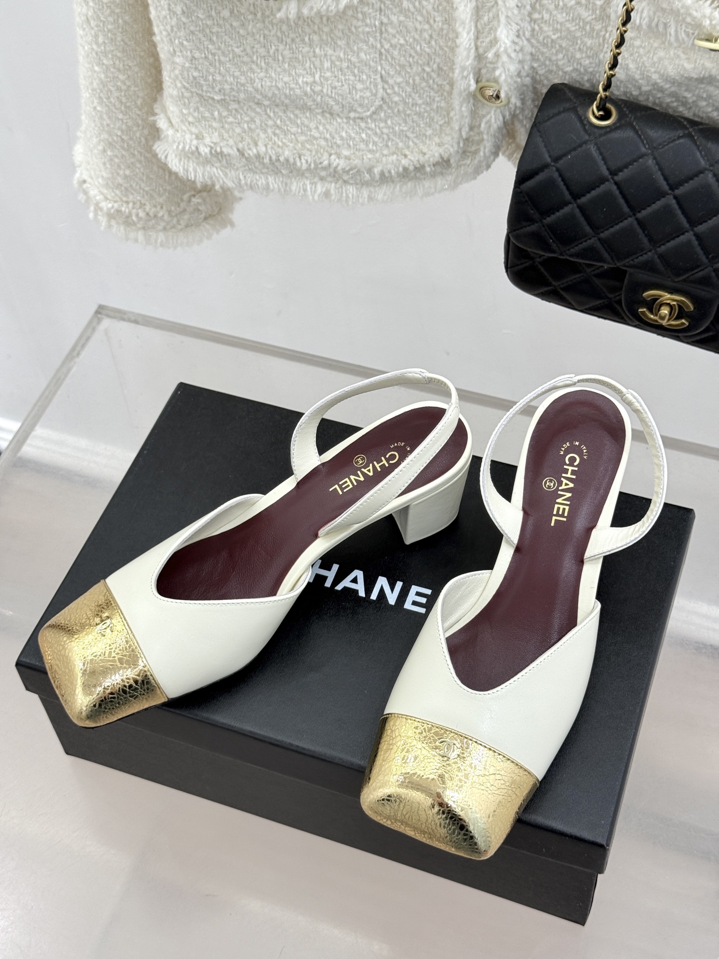 CHANE*｜小香26P双C方头拼色后空粗跟凉鞋以复古方头重塑优雅步履。经典拼色碰撞 勾勒摩登轮廓标志性