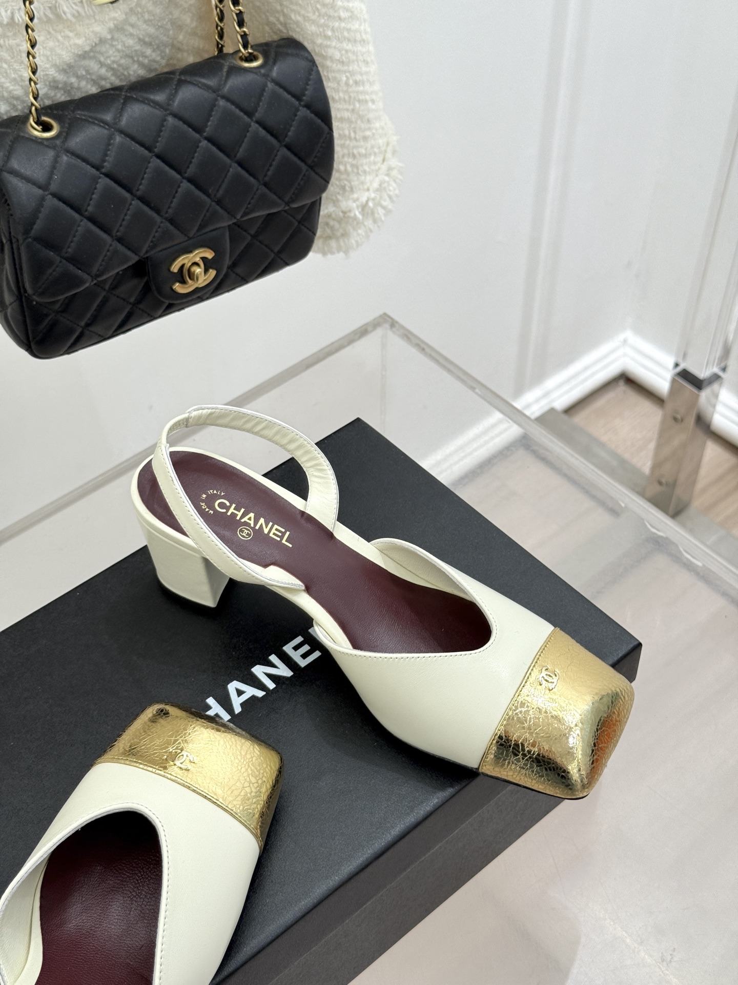 CHANE*｜小香26P双C方头拼色后空粗跟凉鞋以复古方头重塑优雅步履。经典拼色碰撞 勾勒摩登轮廓标志性