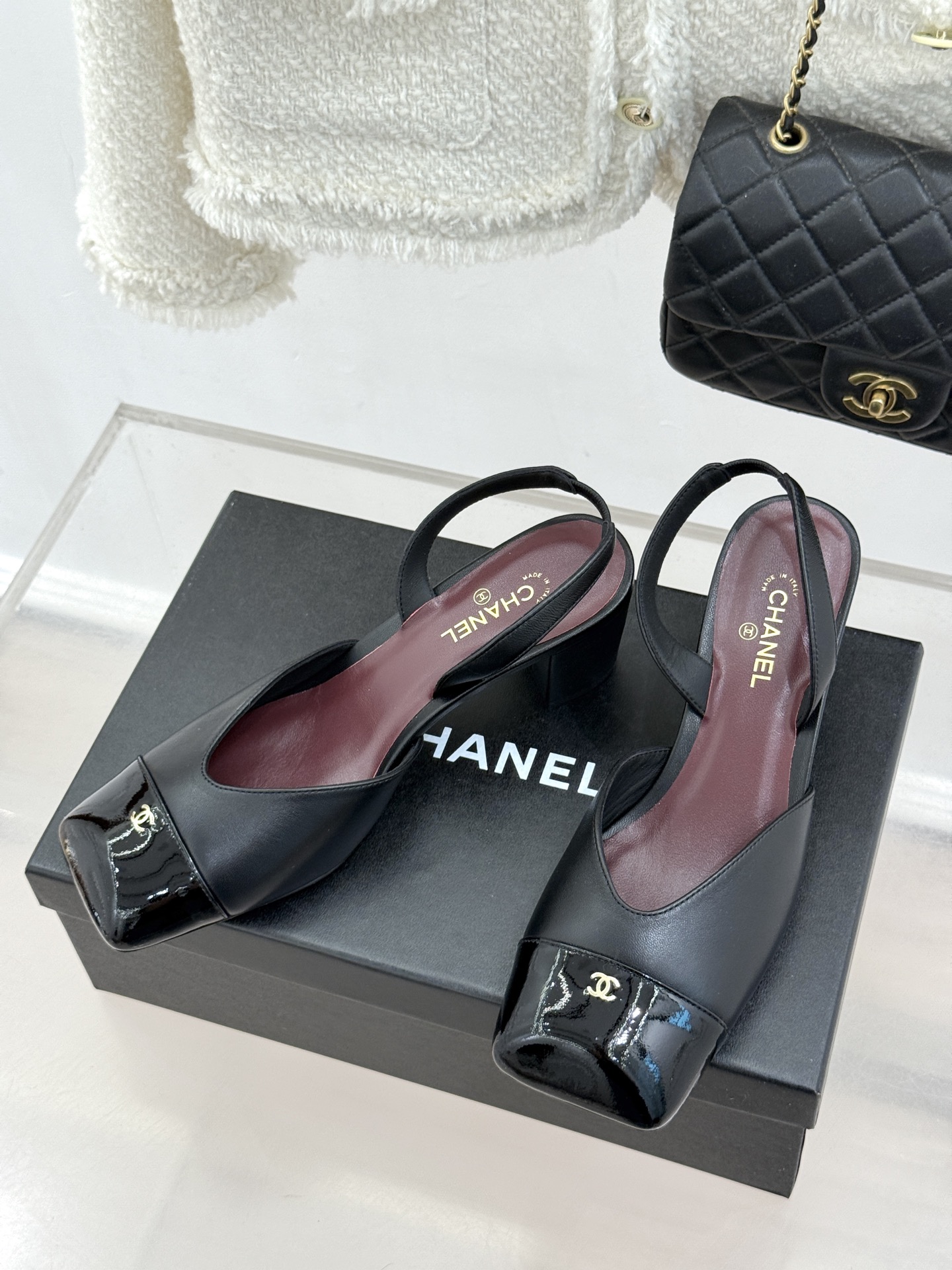 CHANE*｜小香26P双C方头拼色后空粗跟凉鞋以复古方头重塑优雅步履。经典拼色碰撞 勾勒摩登轮廓标志性