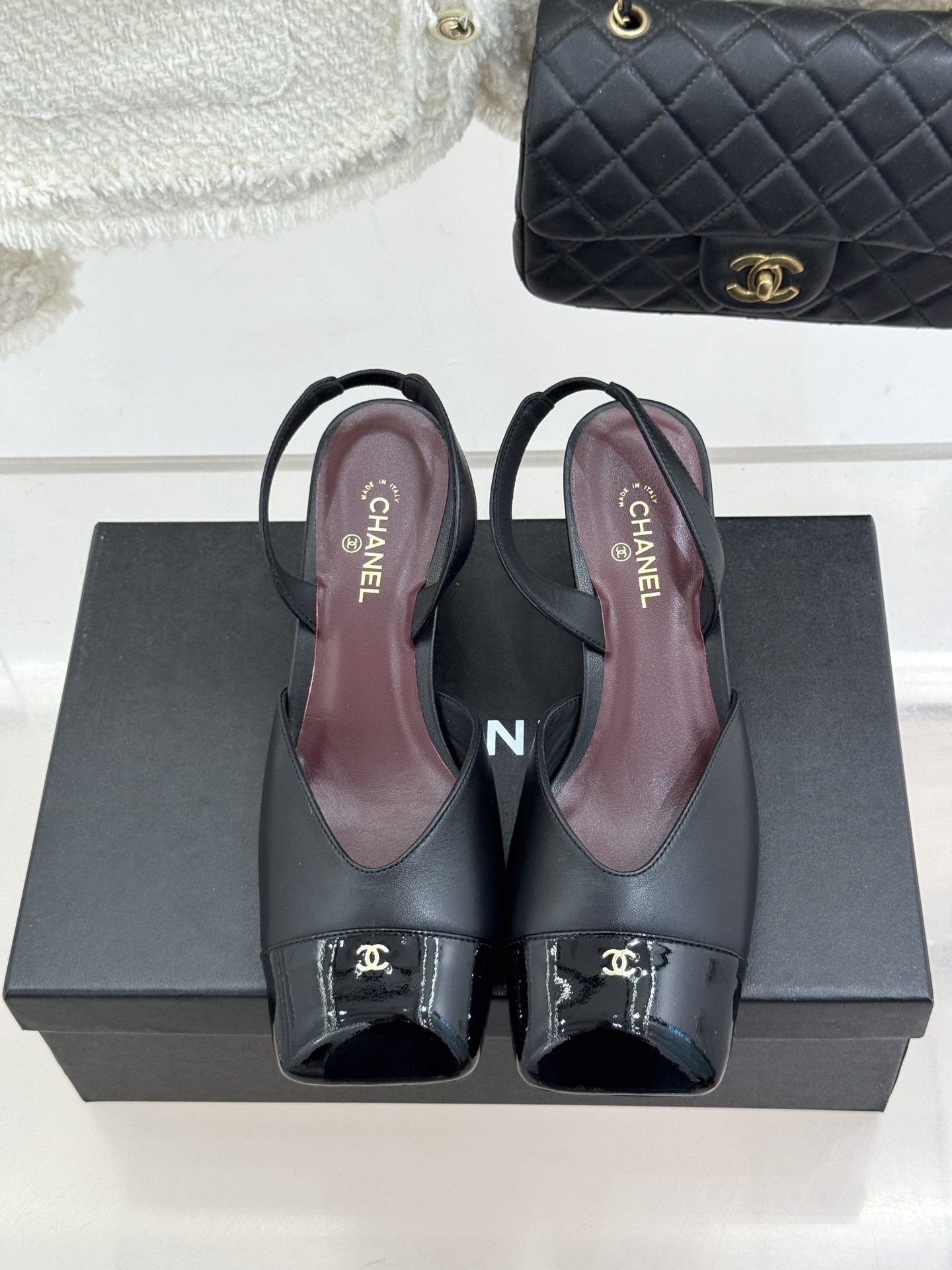 CHANE*｜小香26P双C方头拼色后空粗跟凉鞋以复古方头重塑优雅步履。经典拼色碰撞 勾勒摩登轮廓标志性