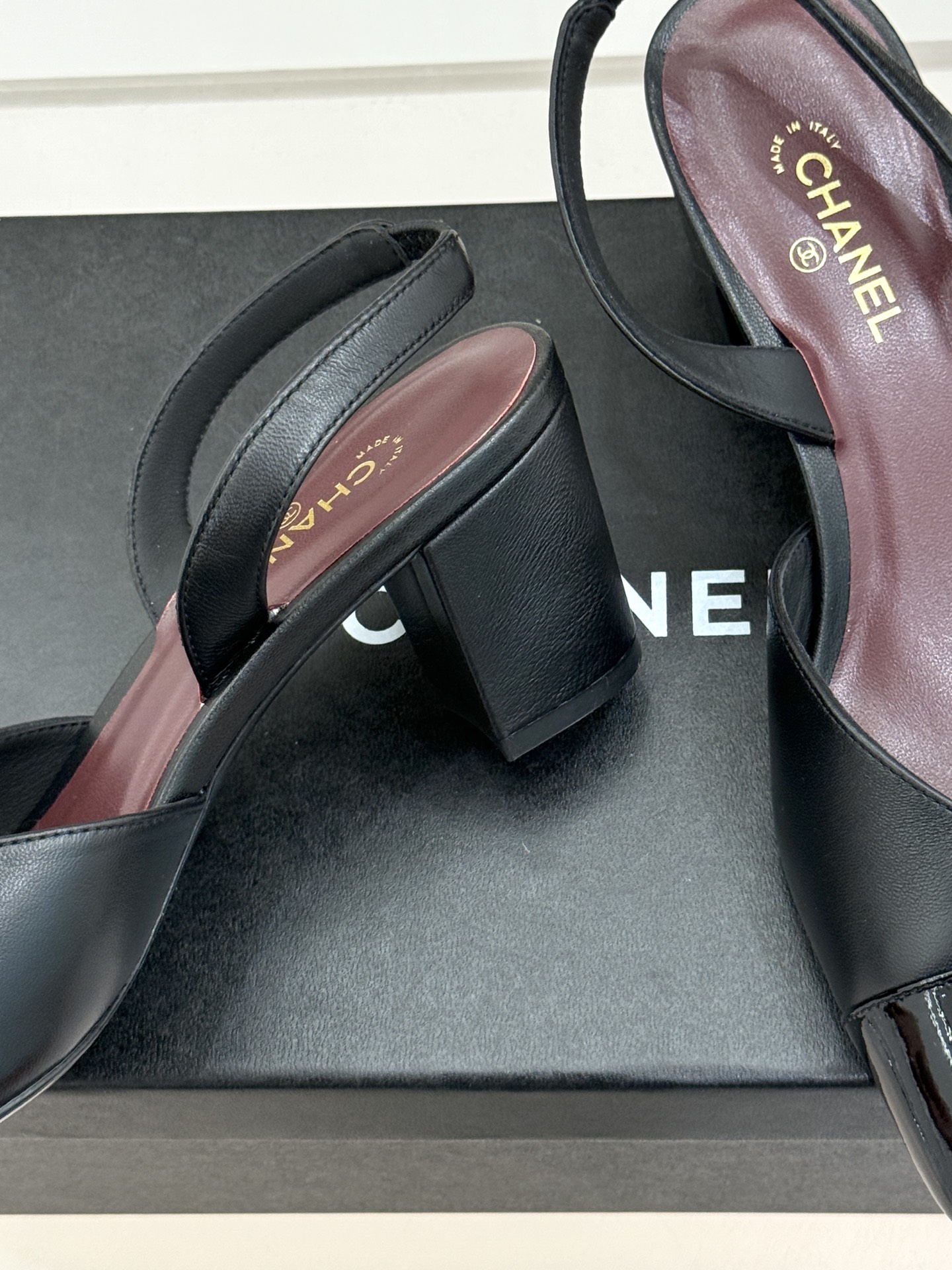 CHANE*｜小香26P双C方头拼色后空粗跟凉鞋以复古方头重塑优雅步履。经典拼色碰撞 勾勒摩登轮廓标志性