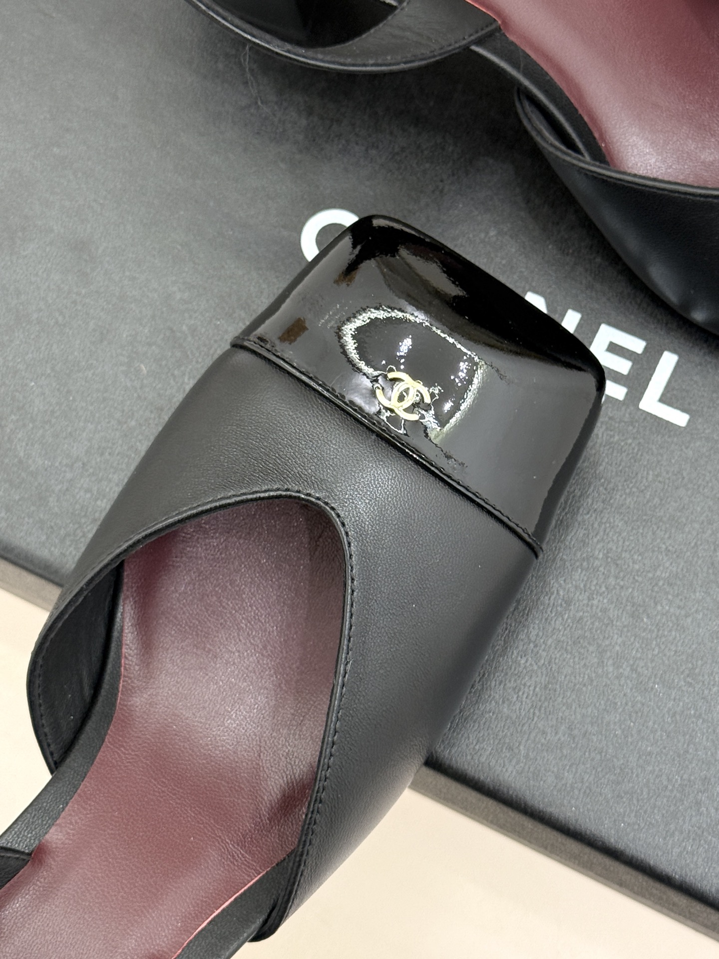 CHANE*｜小香26P双C方头拼色后空粗跟凉鞋以复古方头重塑优雅步履。经典拼色碰撞 勾勒摩登轮廓标志性