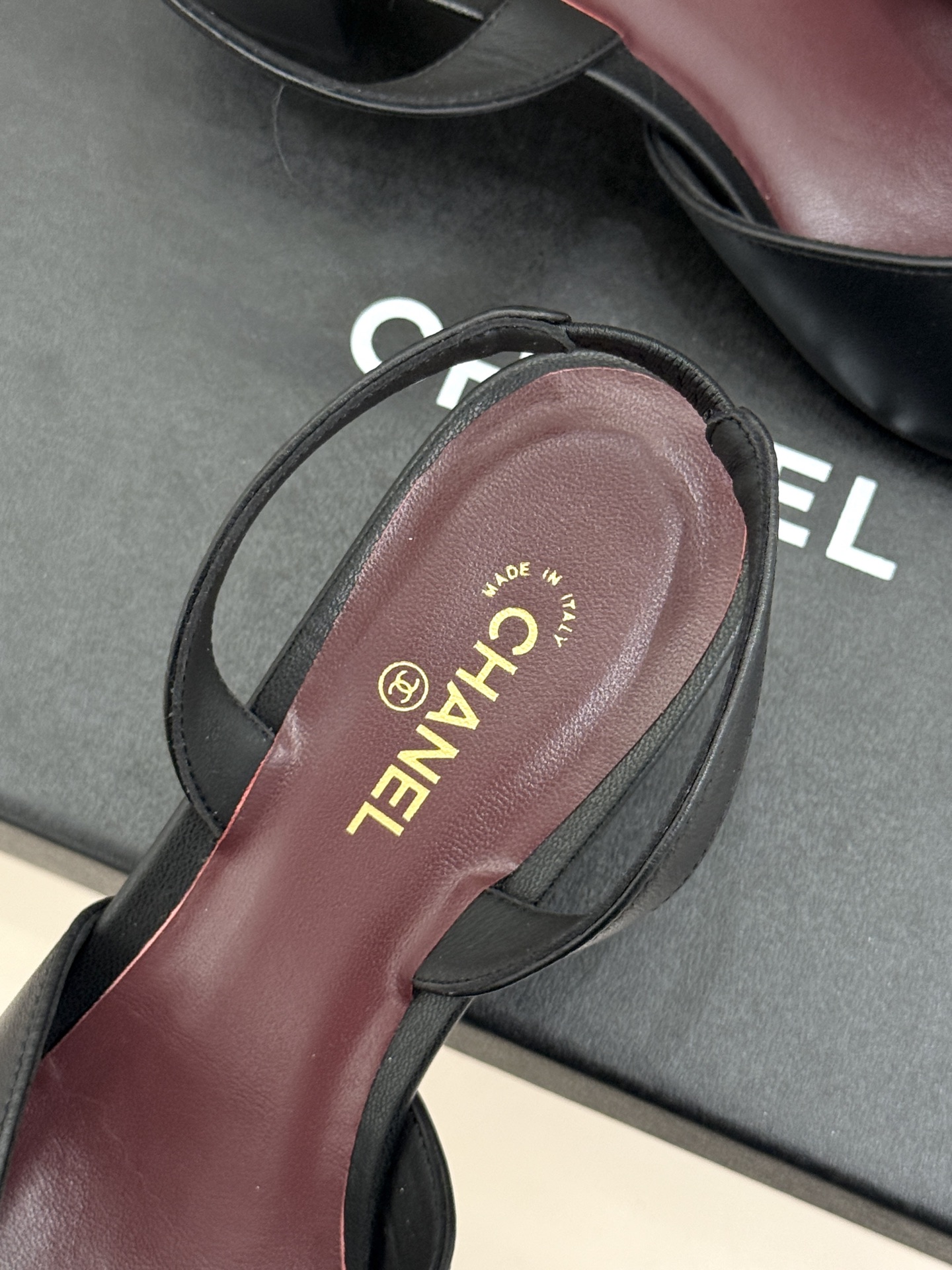 CHANE*｜小香26P双C方头拼色后空粗跟凉鞋以复古方头重塑优雅步履。经典拼色碰撞 勾勒摩登轮廓标志性