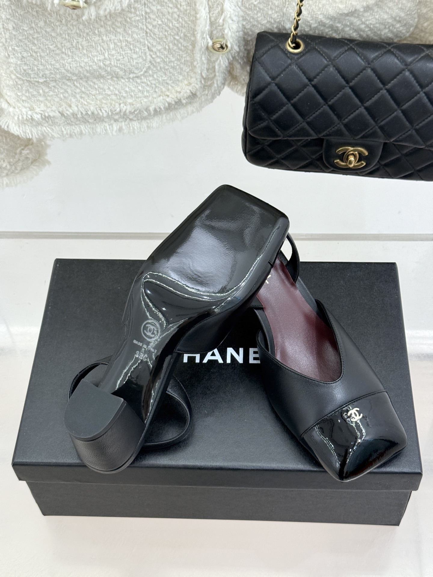 CHANE*｜小香26P双C方头拼色后空粗跟凉鞋以复古方头重塑优雅步履。经典拼色碰撞 勾勒摩登轮廓标志性