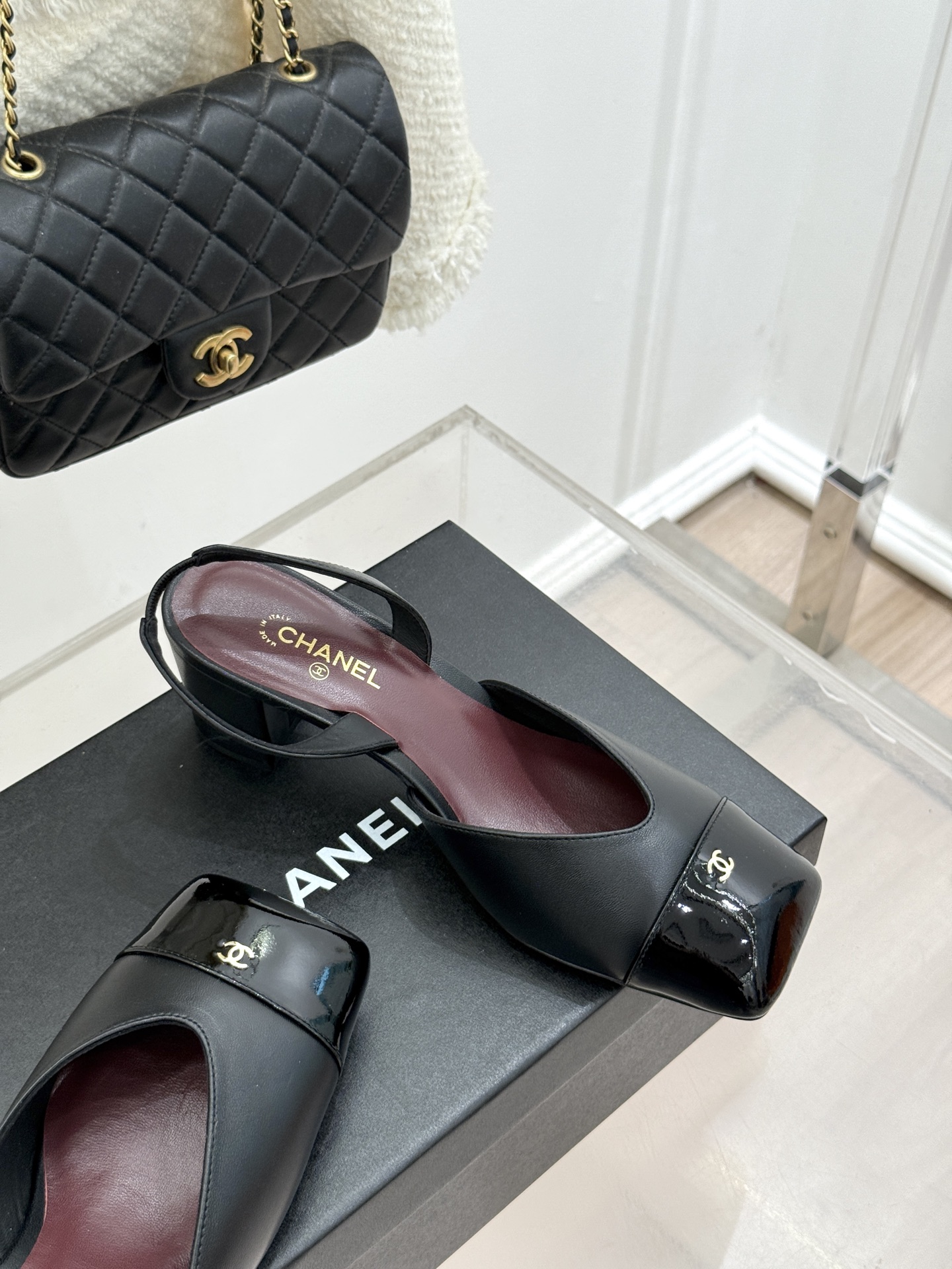 CHANE*｜小香26P双C方头拼色后空粗跟凉鞋以复古方头重塑优雅步履。经典拼色碰撞 勾勒摩登轮廓标志性