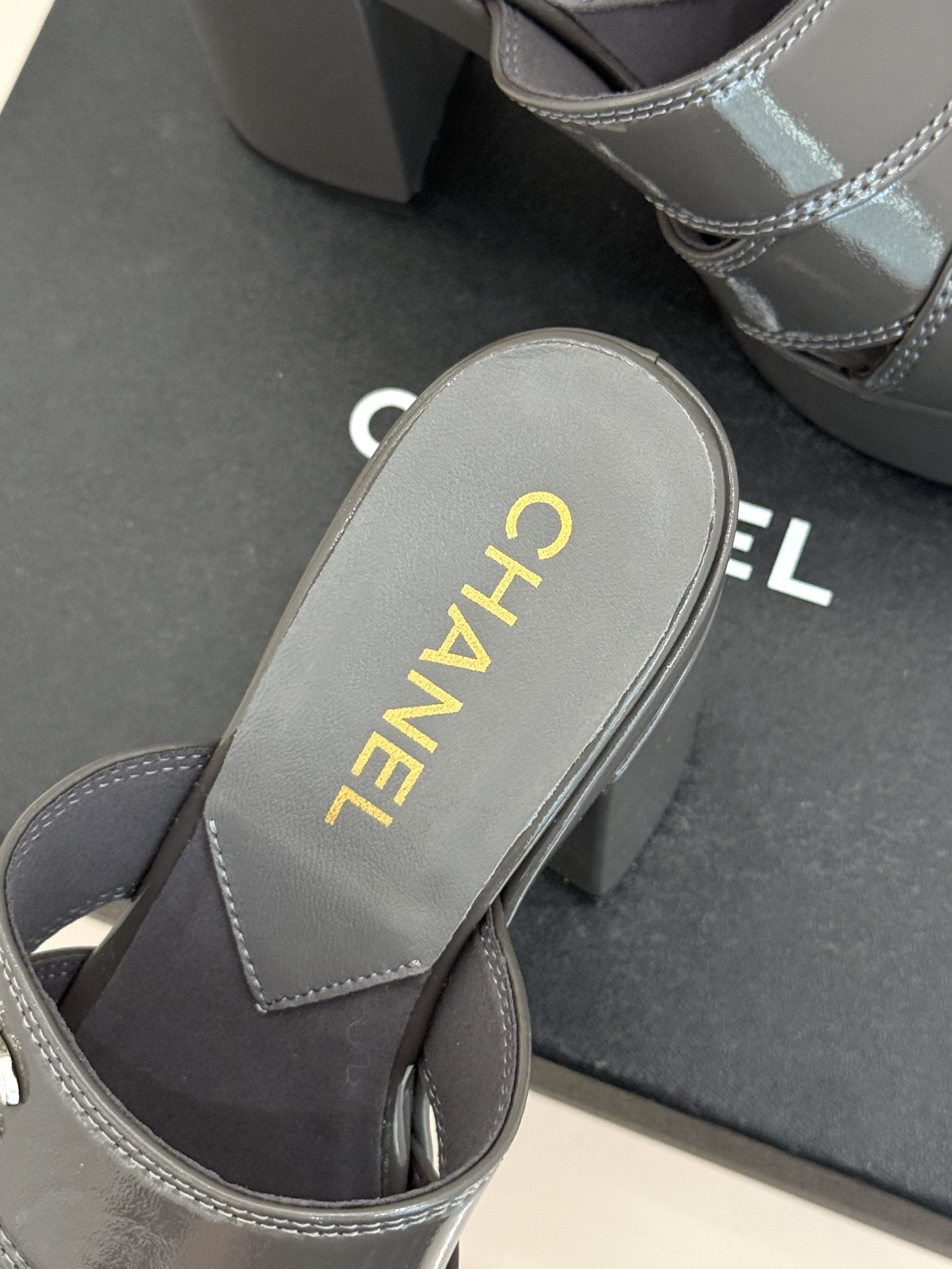 CHANE*｜小香经典走秀款防水台双C高跟拖鞋巴黎时装周周秀重磅新品‼️穿上瞬间拉长拉细小腿比例随意的搭