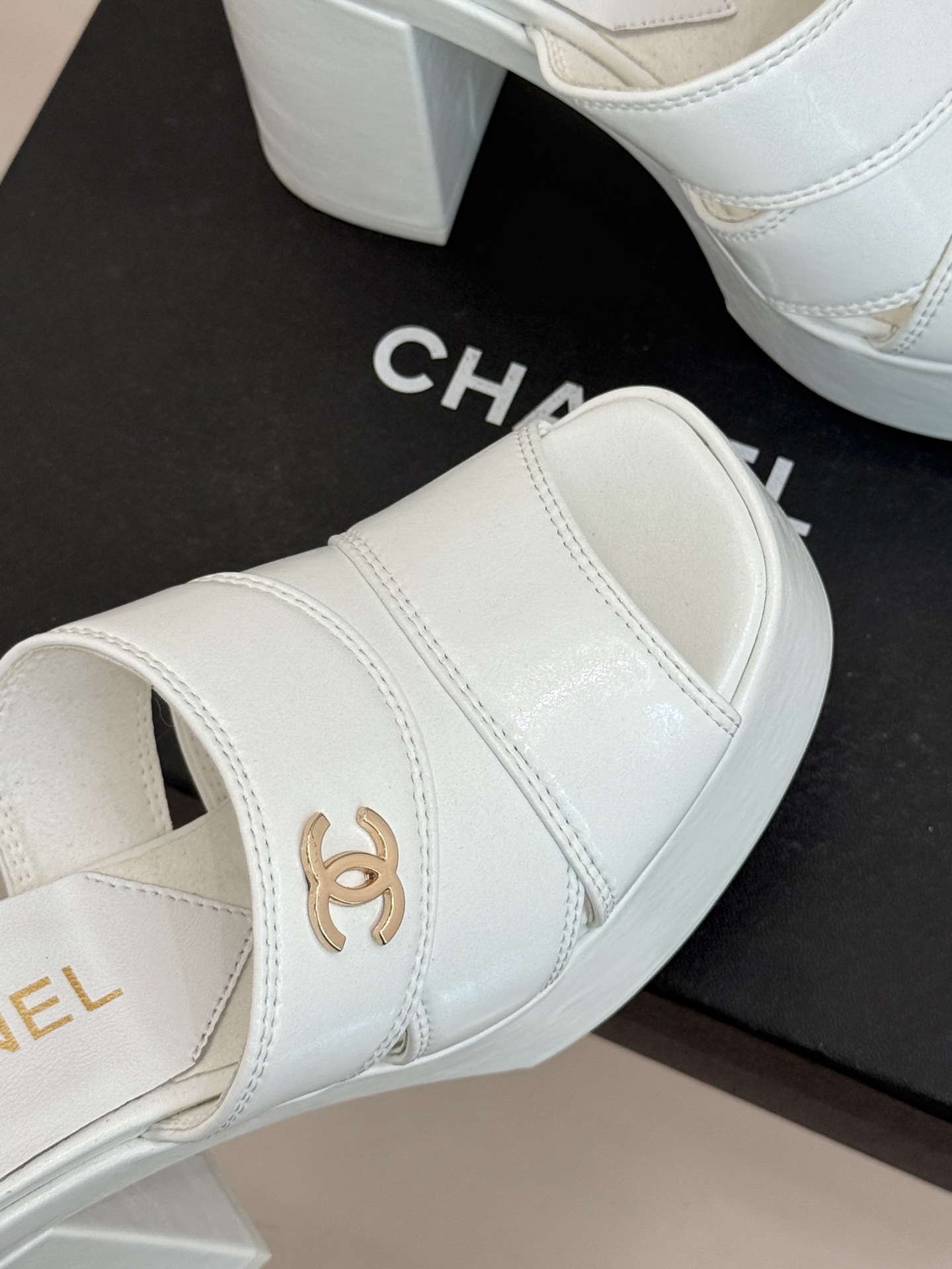 CHANE*｜小香经典走秀款防水台双C高跟拖鞋巴黎时装周周秀重磅新品‼️穿上瞬间拉长拉细小腿比例随意的搭