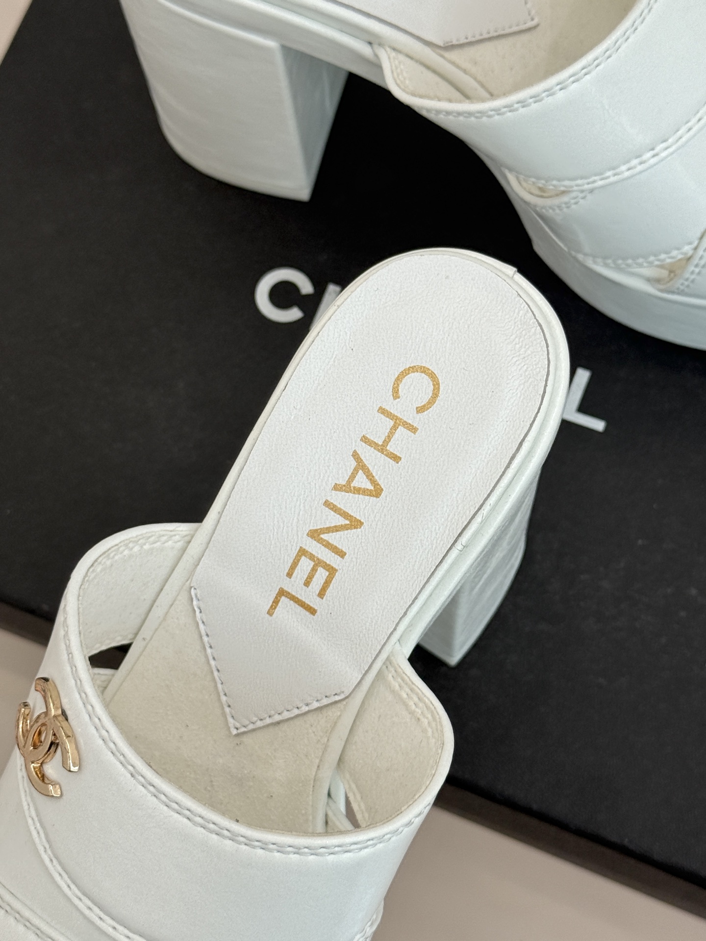 CHANE*｜小香经典走秀款防水台双C高跟拖鞋巴黎时装周周秀重磅新品‼️穿上瞬间拉长拉细小腿比例随意的搭