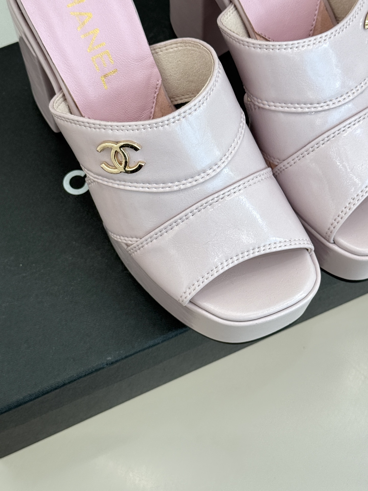 CHANE*｜小香经典走秀款防水台双C高跟拖鞋巴黎时装周周秀重磅新品‼️穿上瞬间拉长拉细小腿比例随意的搭